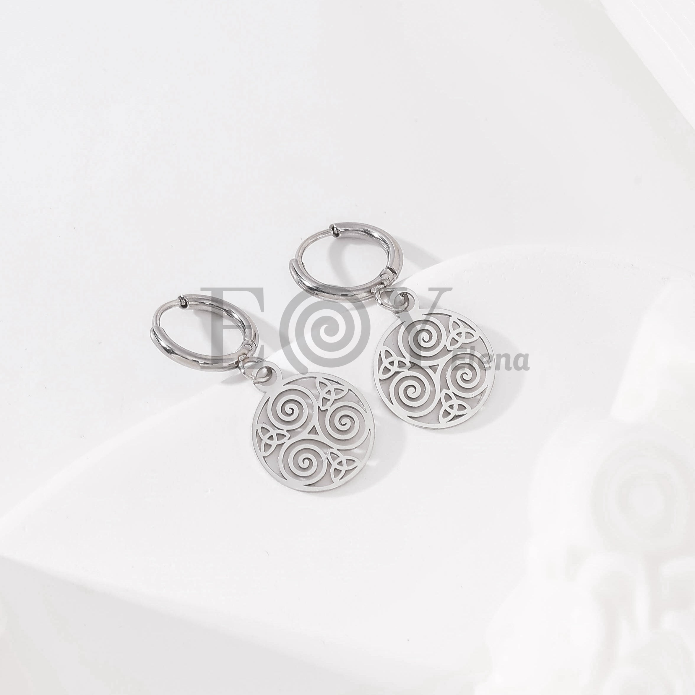 Pendientes de aro con trisquel