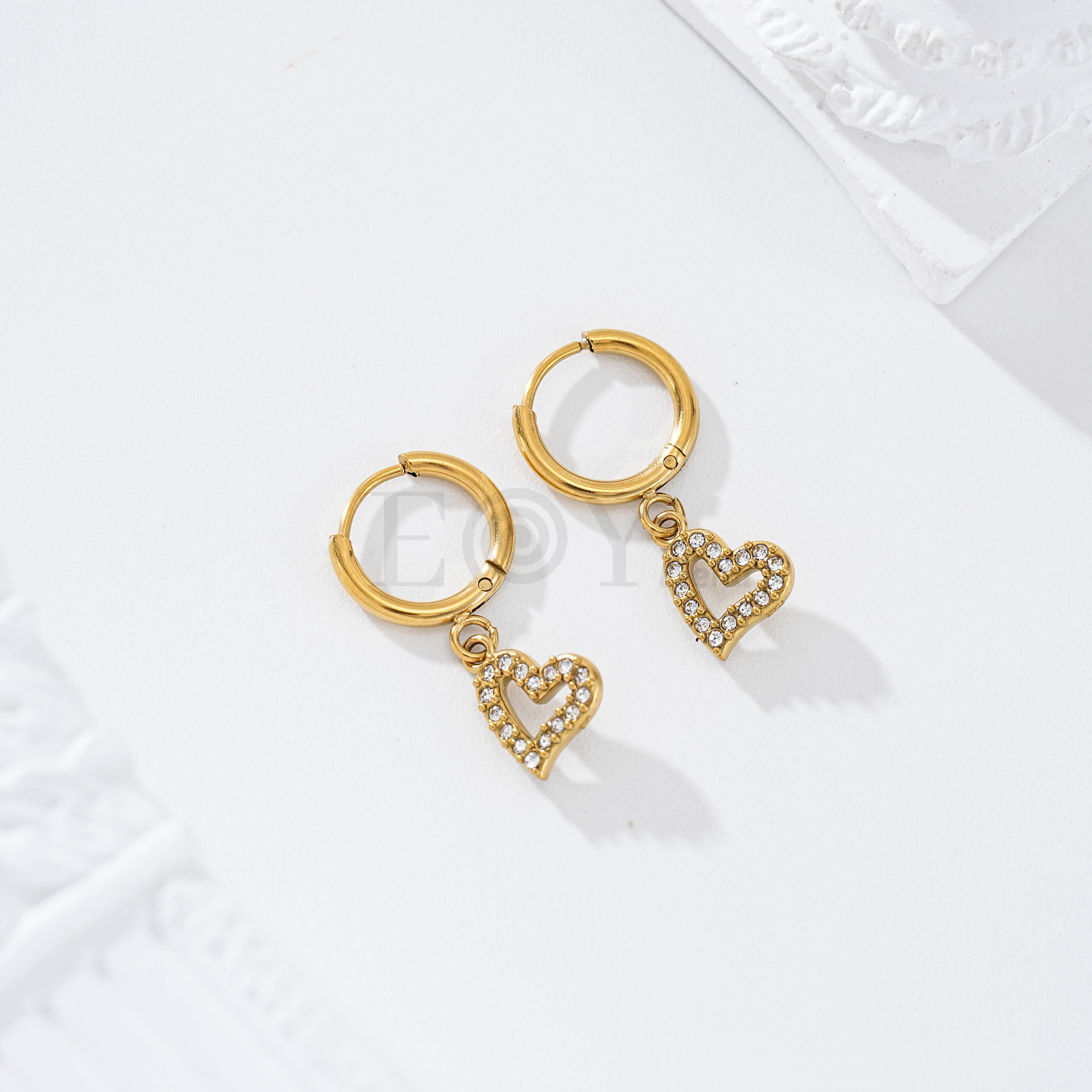 Pendientes de aro con corazón hueco circonitas acero