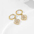 Pendientes de aro con flor blanca