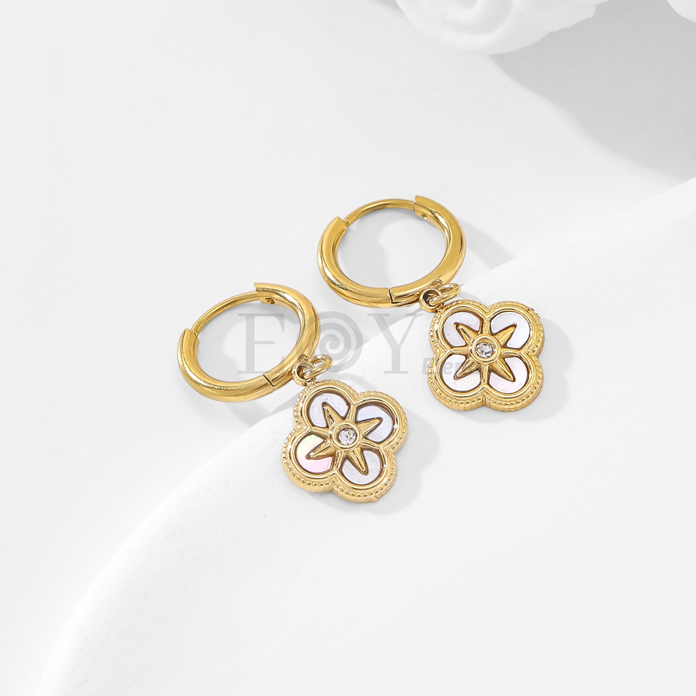 Pendientes de aro con flor blanca