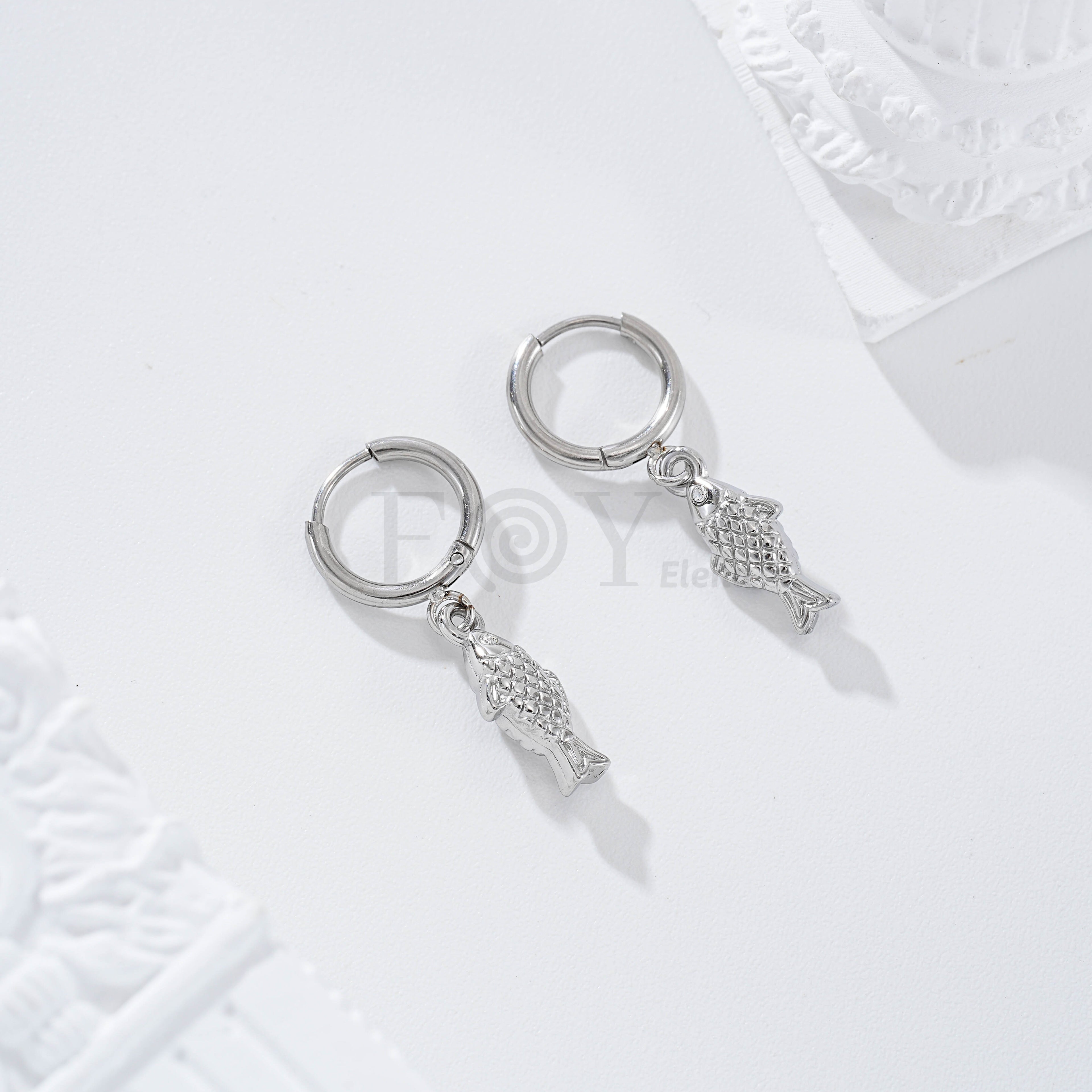 Pendientes de aro con pez acero