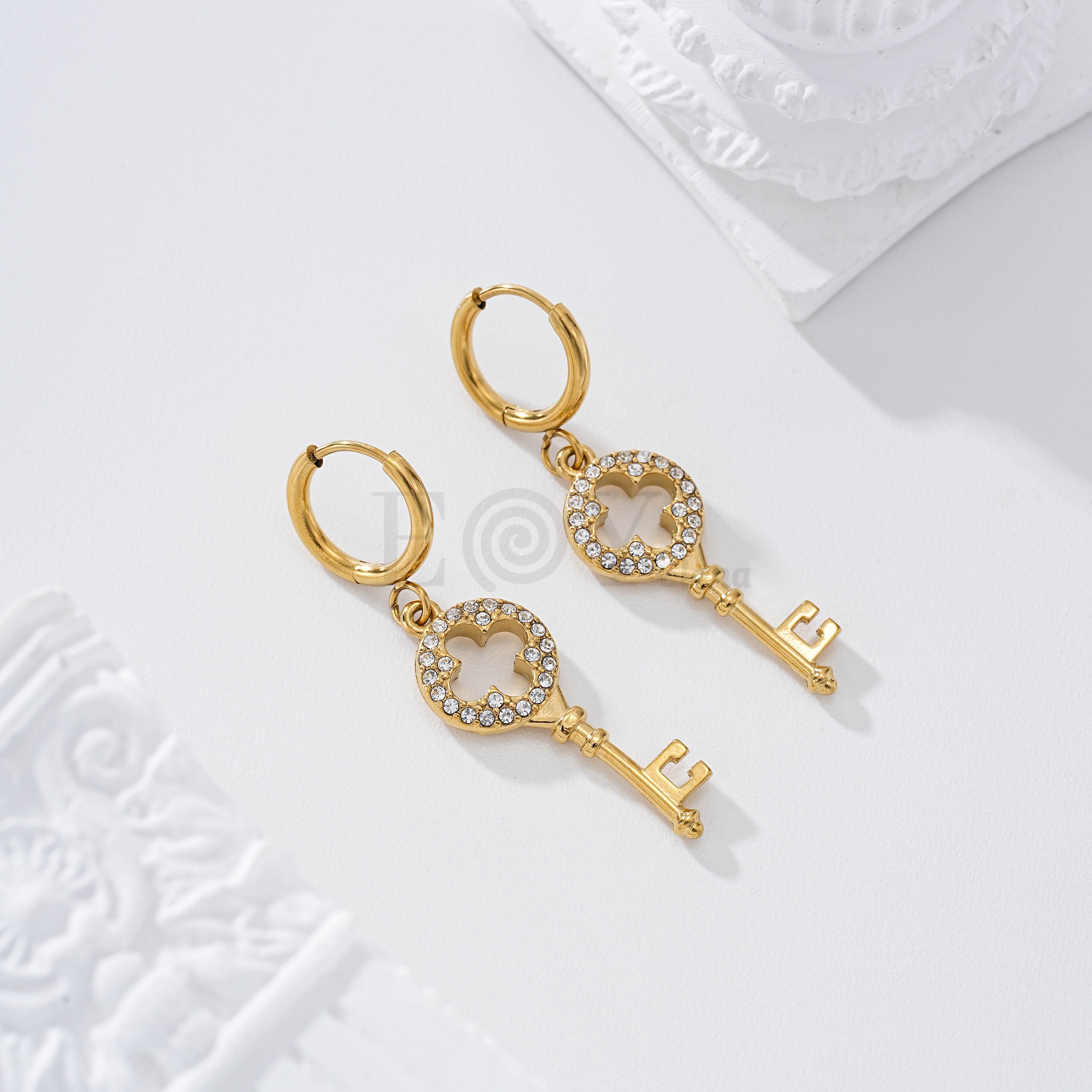 Pendientes de aro con llave circonitas