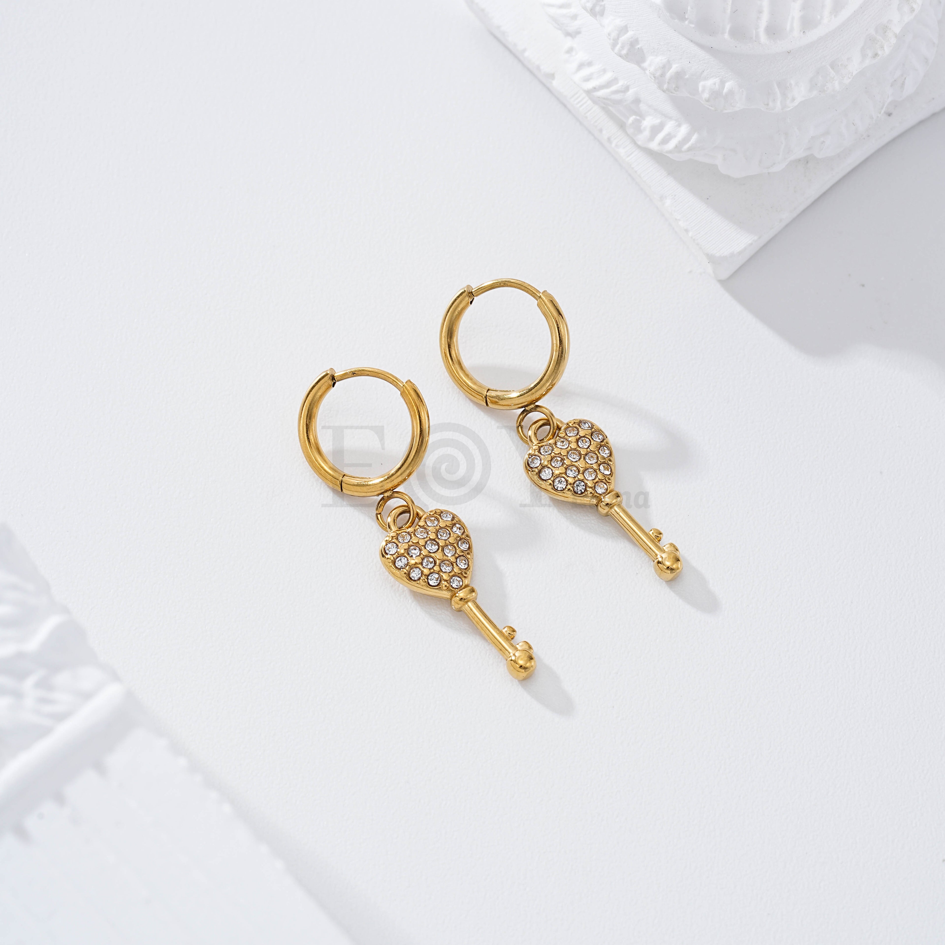Pendientes llave corazón circonitas acero