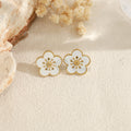 Pendientes de flor blanca con borde dorado