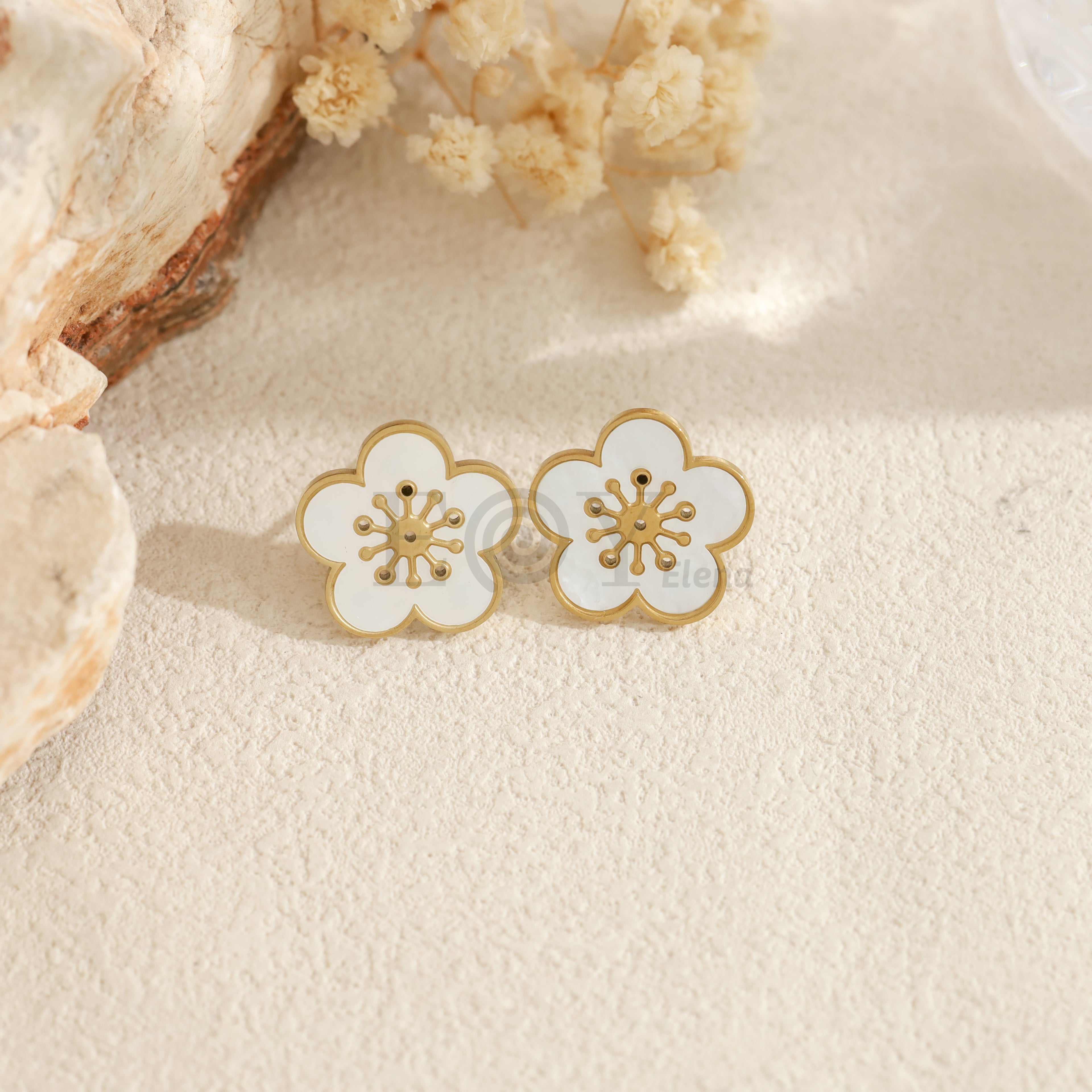 Pendientes de flor blanca con borde dorado