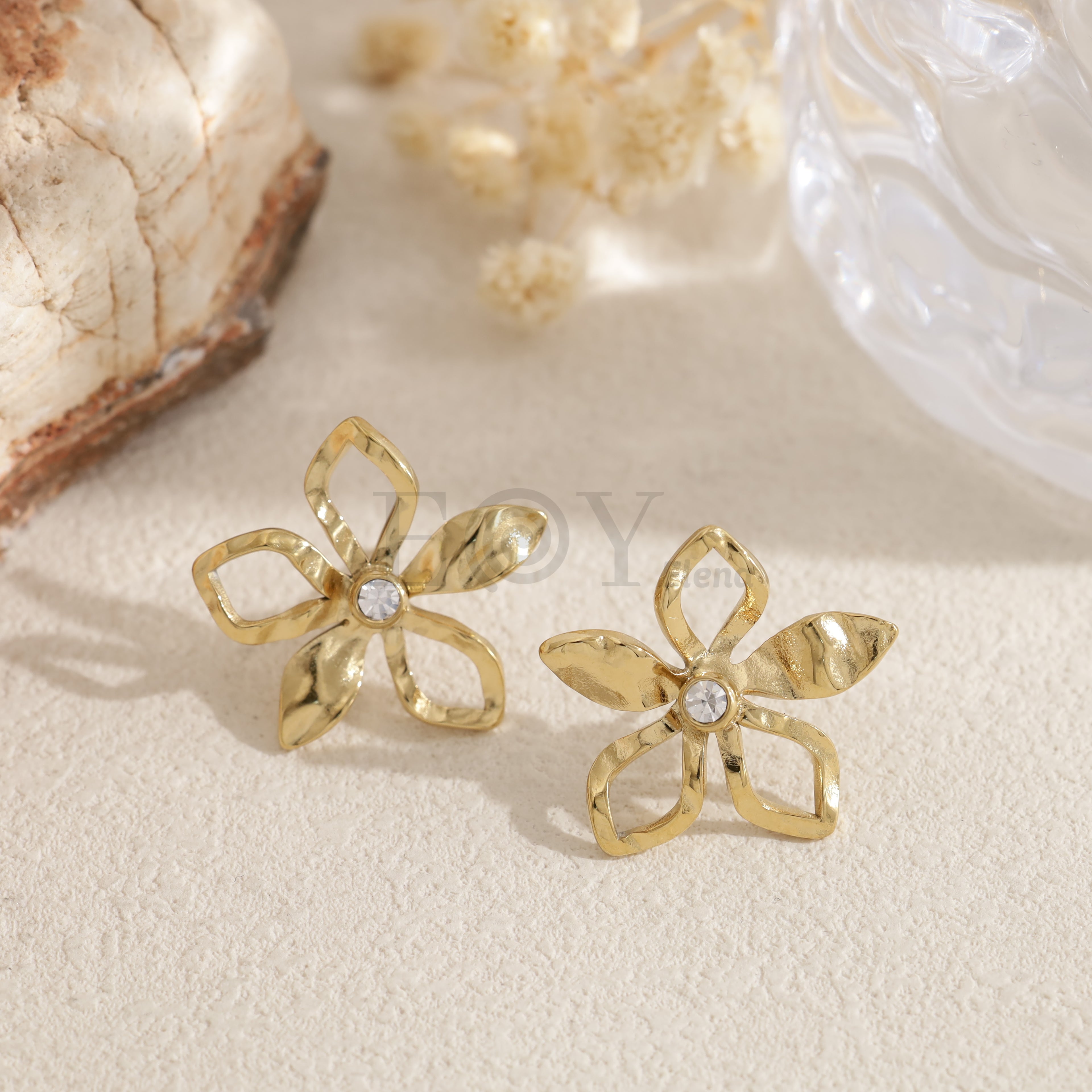 Pendientes flor abierta con circonita