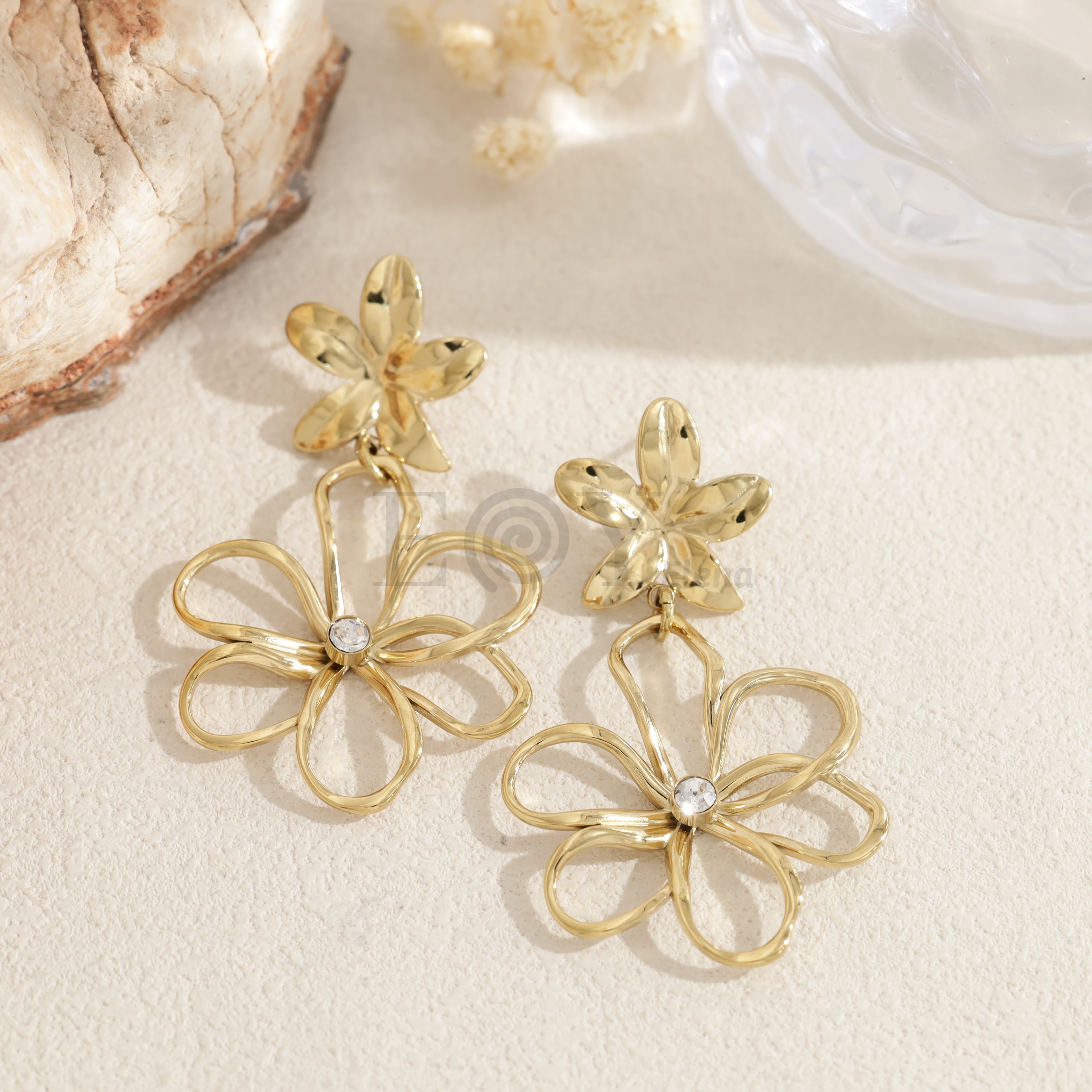 Pendientes flor dorada doble