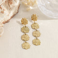 Pendientes largos de flores doradas