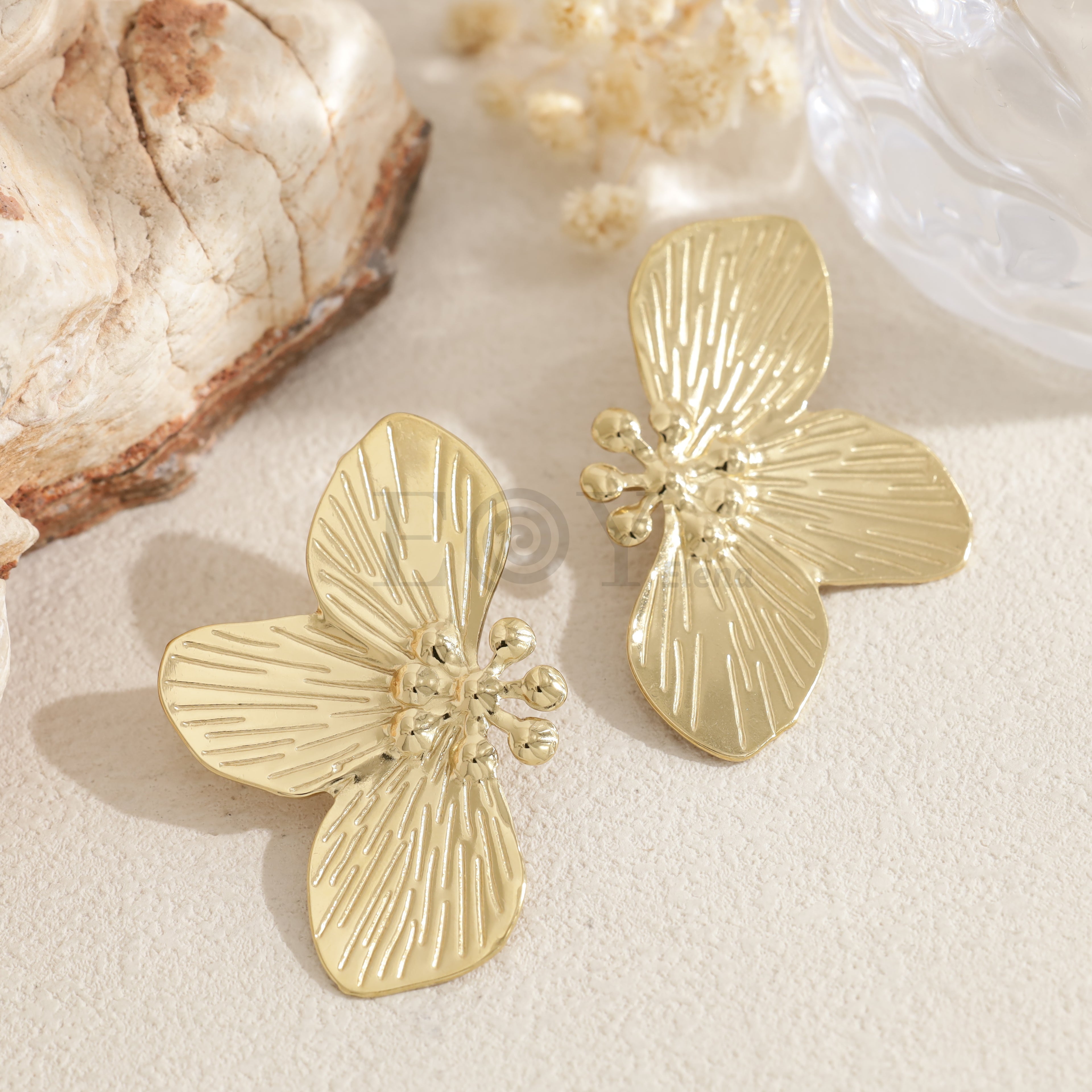 Pendientes flor de tres pétalos dorados