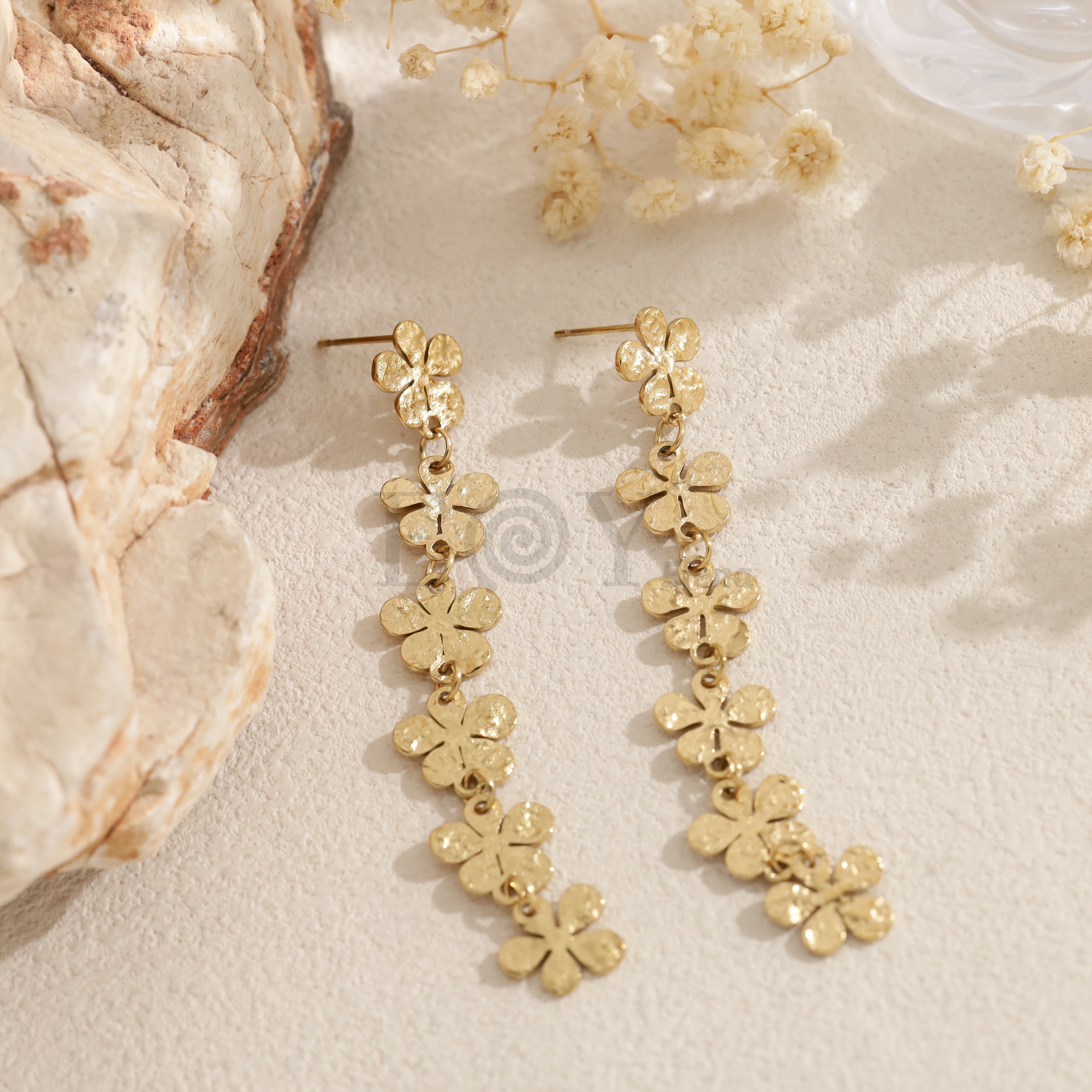 Pendientes colgantes de flores doradas
