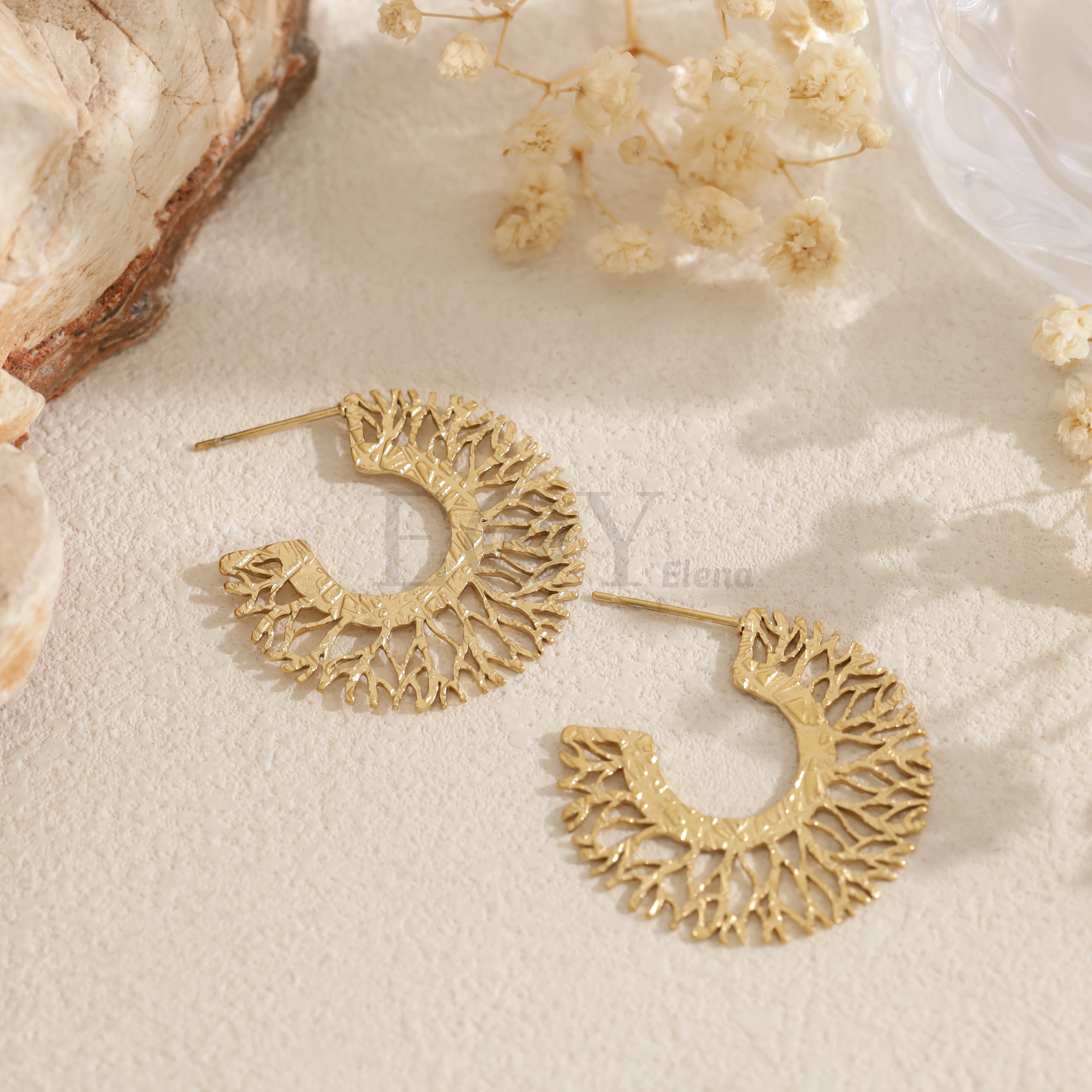 Pendientes semicirculares con diseño coralino