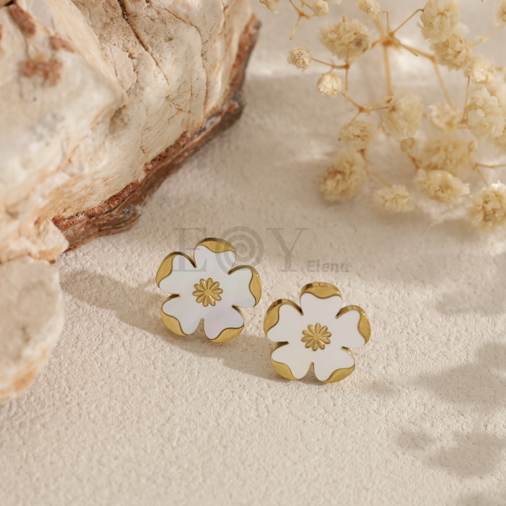 Pendientes flor blanca esmaltada