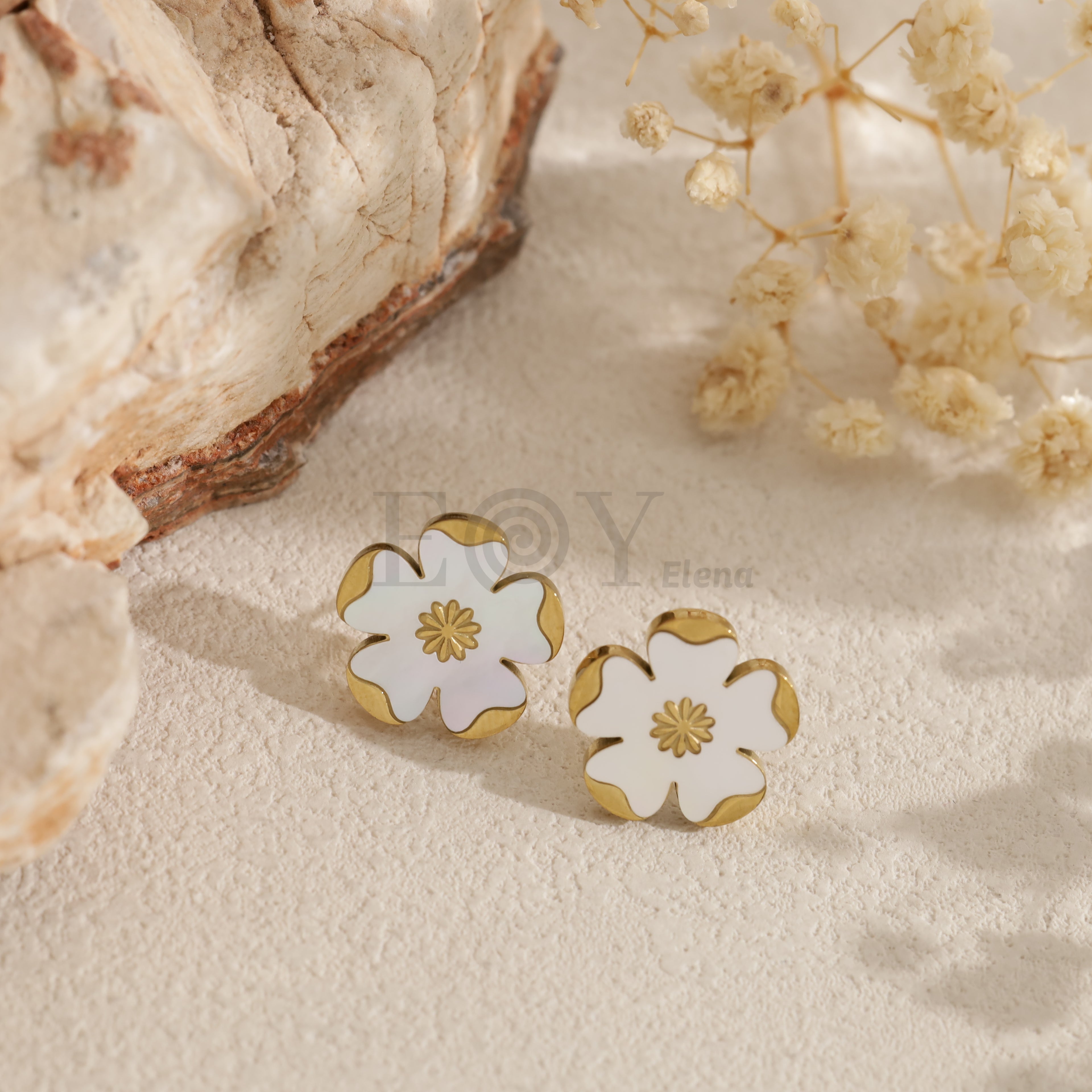 Pendientes flor blanca esmaltada