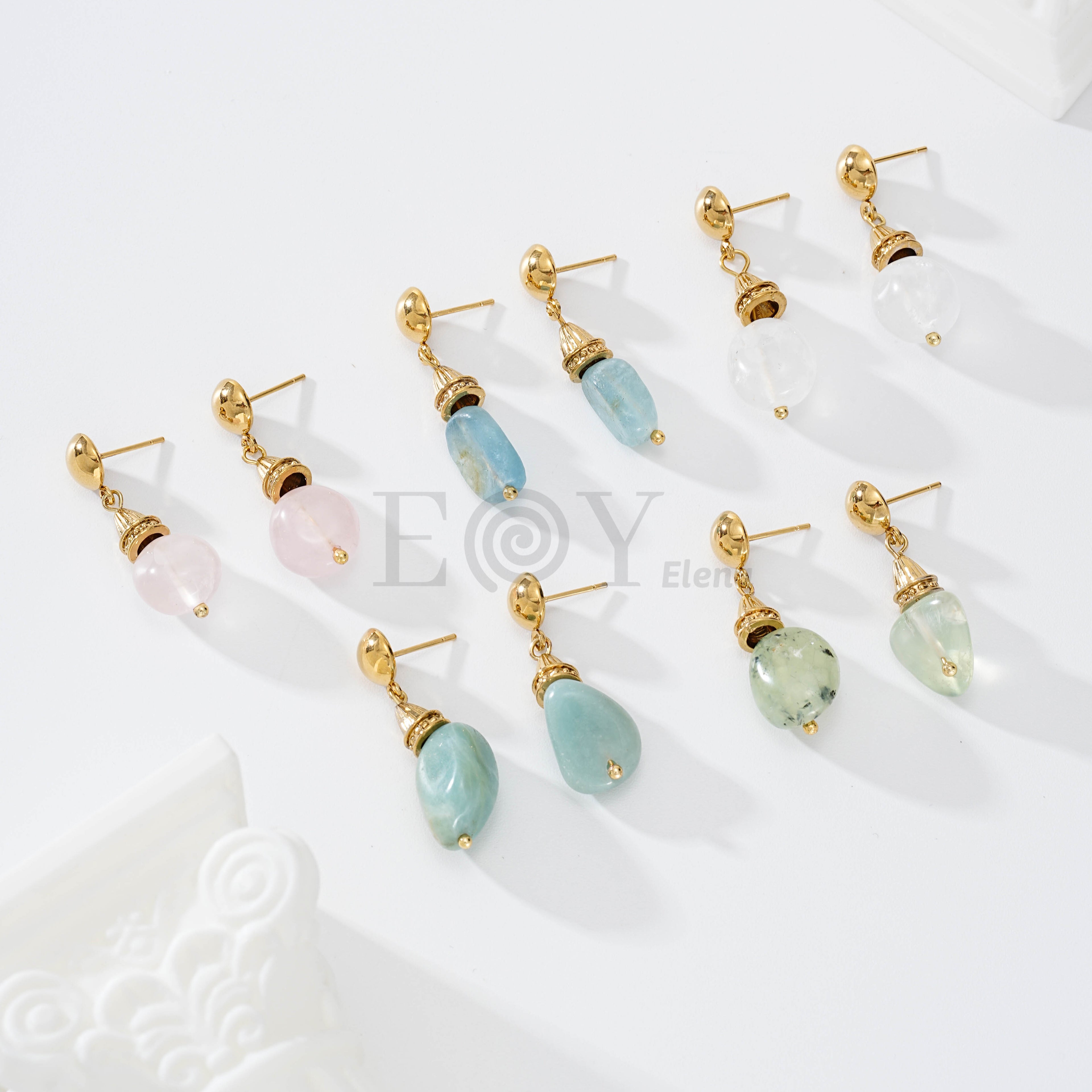 Pendientes adorno dorado y piedra de color