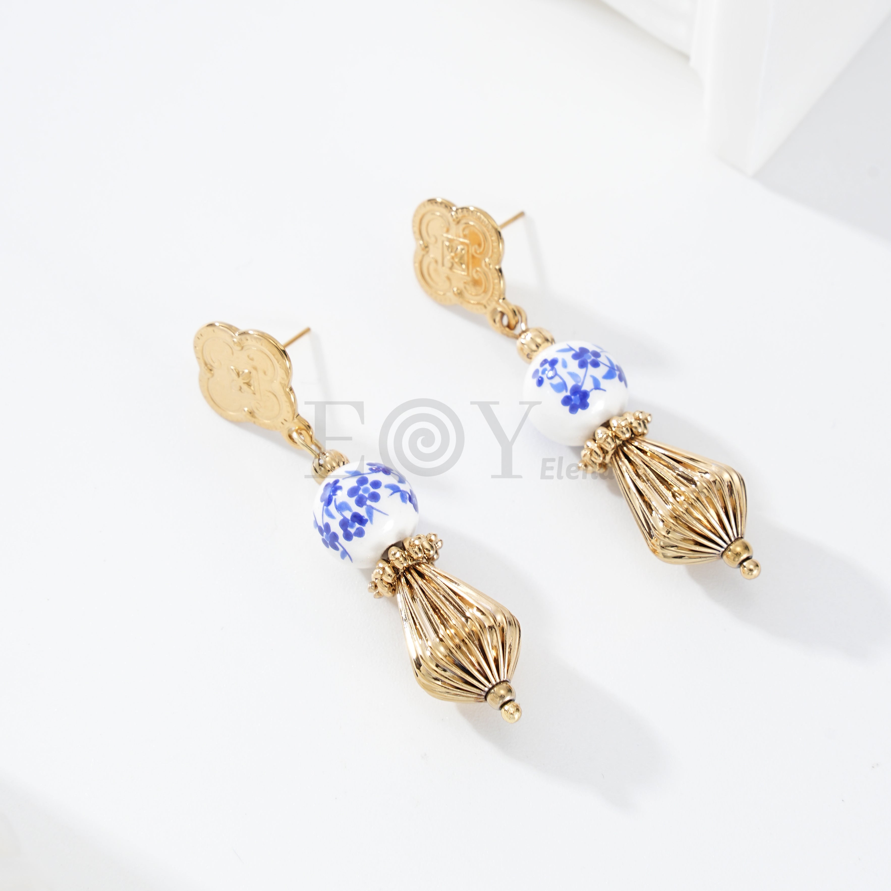 Pendientes chapa trébol con bola blanca y detalle dorado