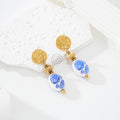 Pendientes con chapa y bola blanca con detalle azul