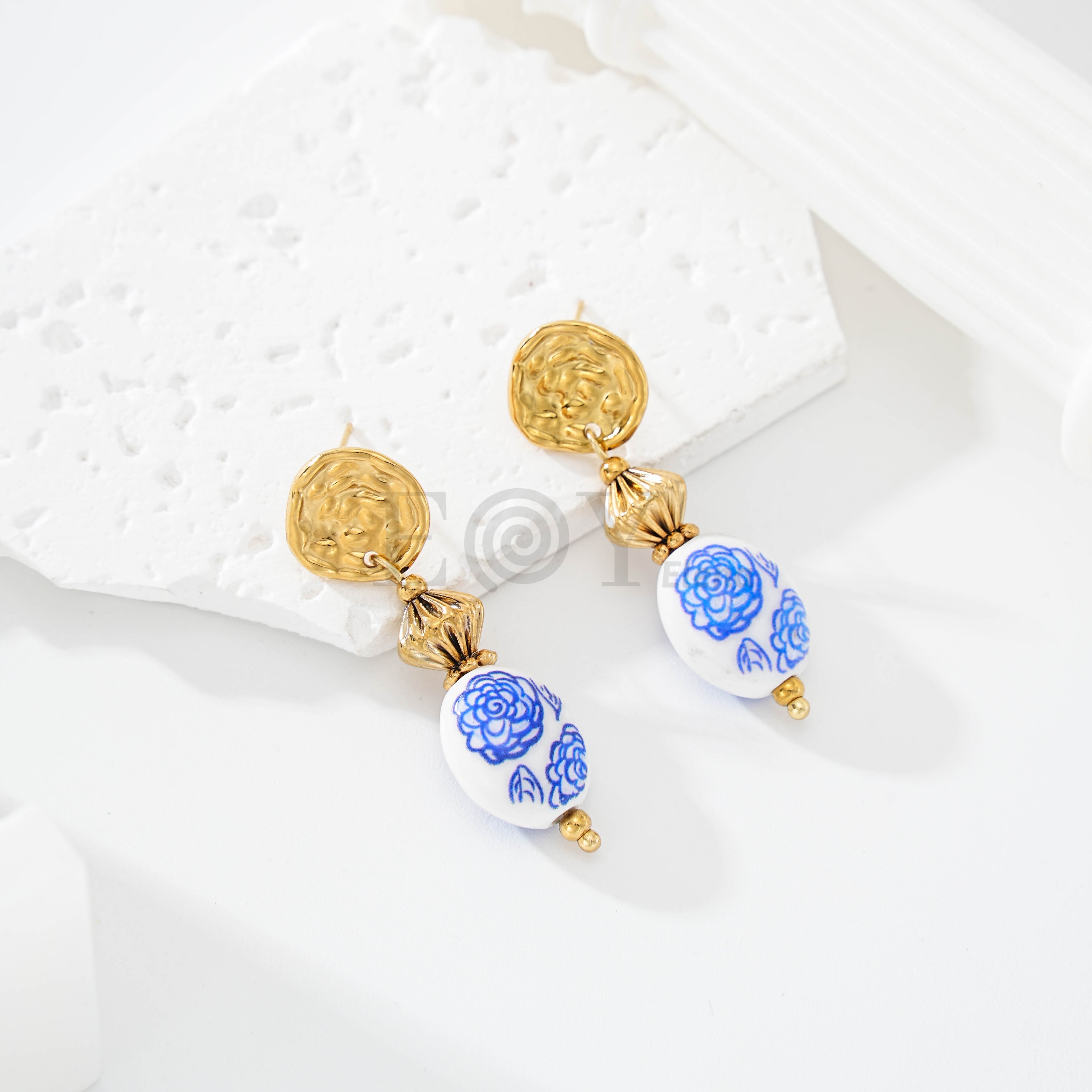 Pendientes con chapa y bola blanca con detalle azul