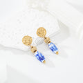 Pendientes con chapa y bola blanca con detalle azul