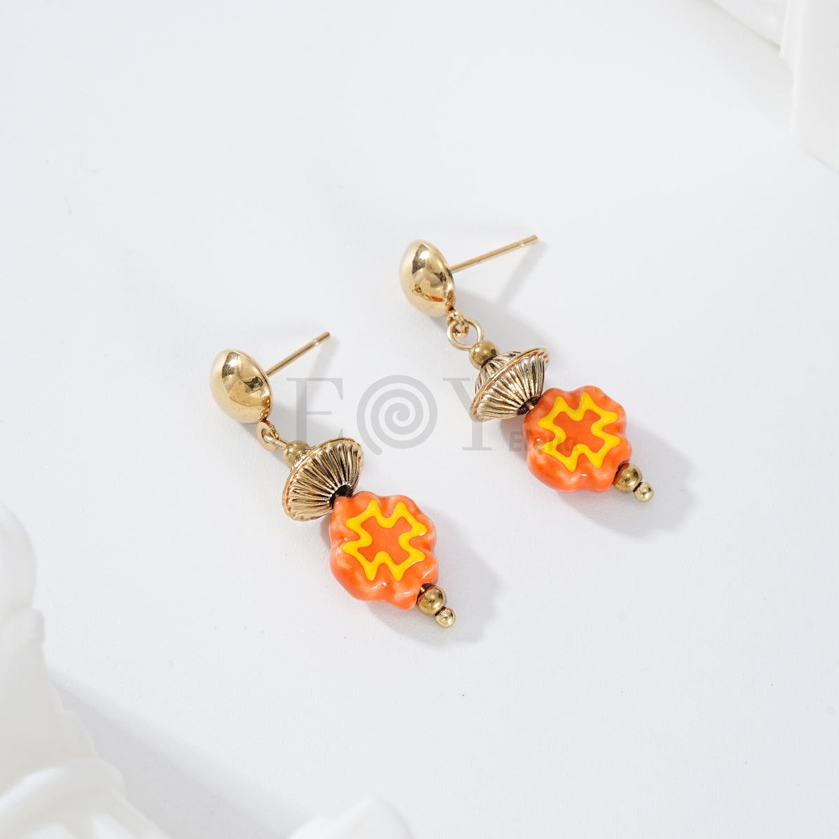 Pendientes con piedra color y detalle