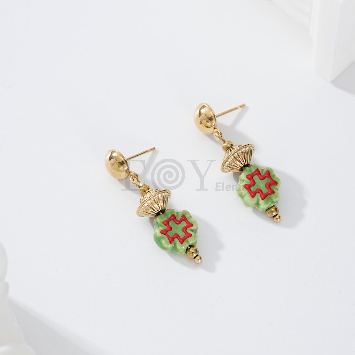 Pendientes con piedra color y detalle