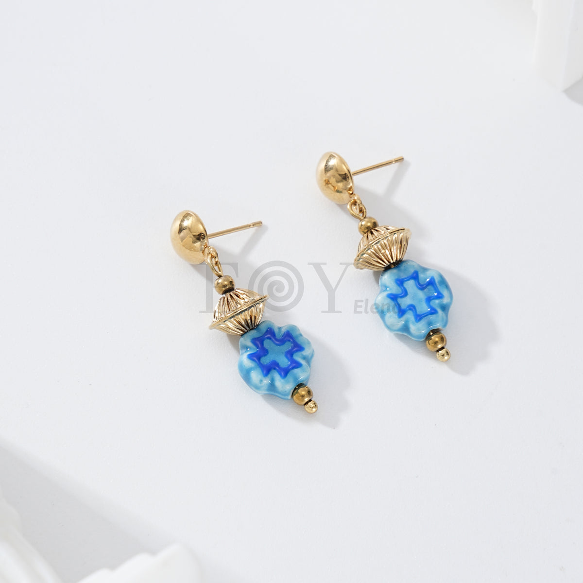 Pendientes con piedra color y detalle