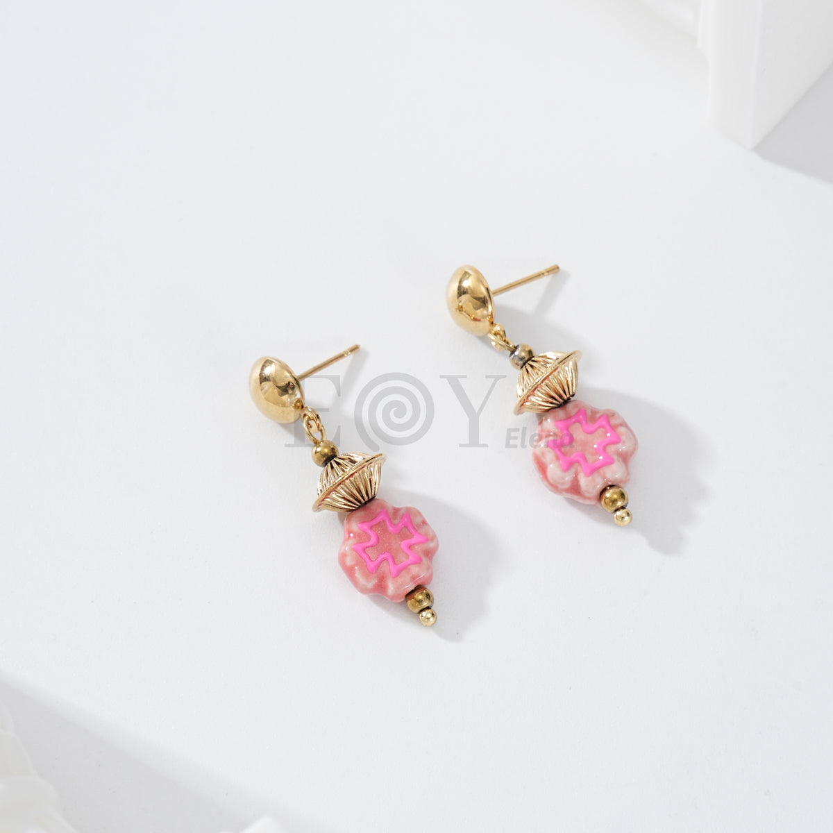 Pendientes con piedra color y detalle