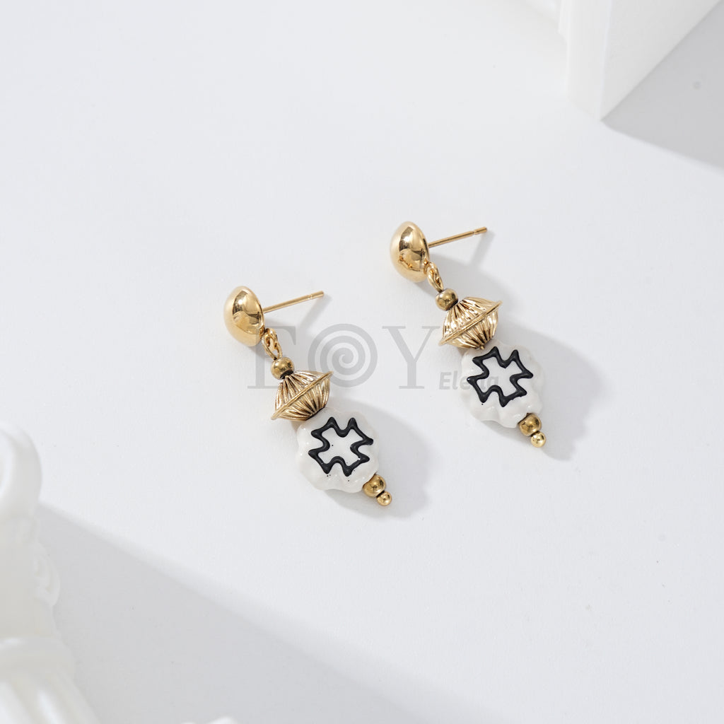 Pendientes con piedra color y detalle