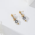 Pendientes con piedra color y detalle