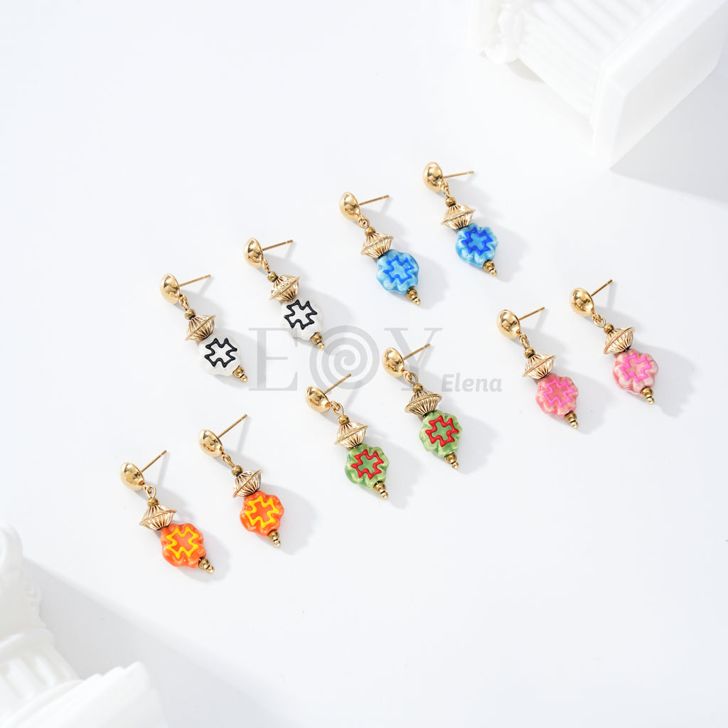 Pendientes con piedra color y detalle