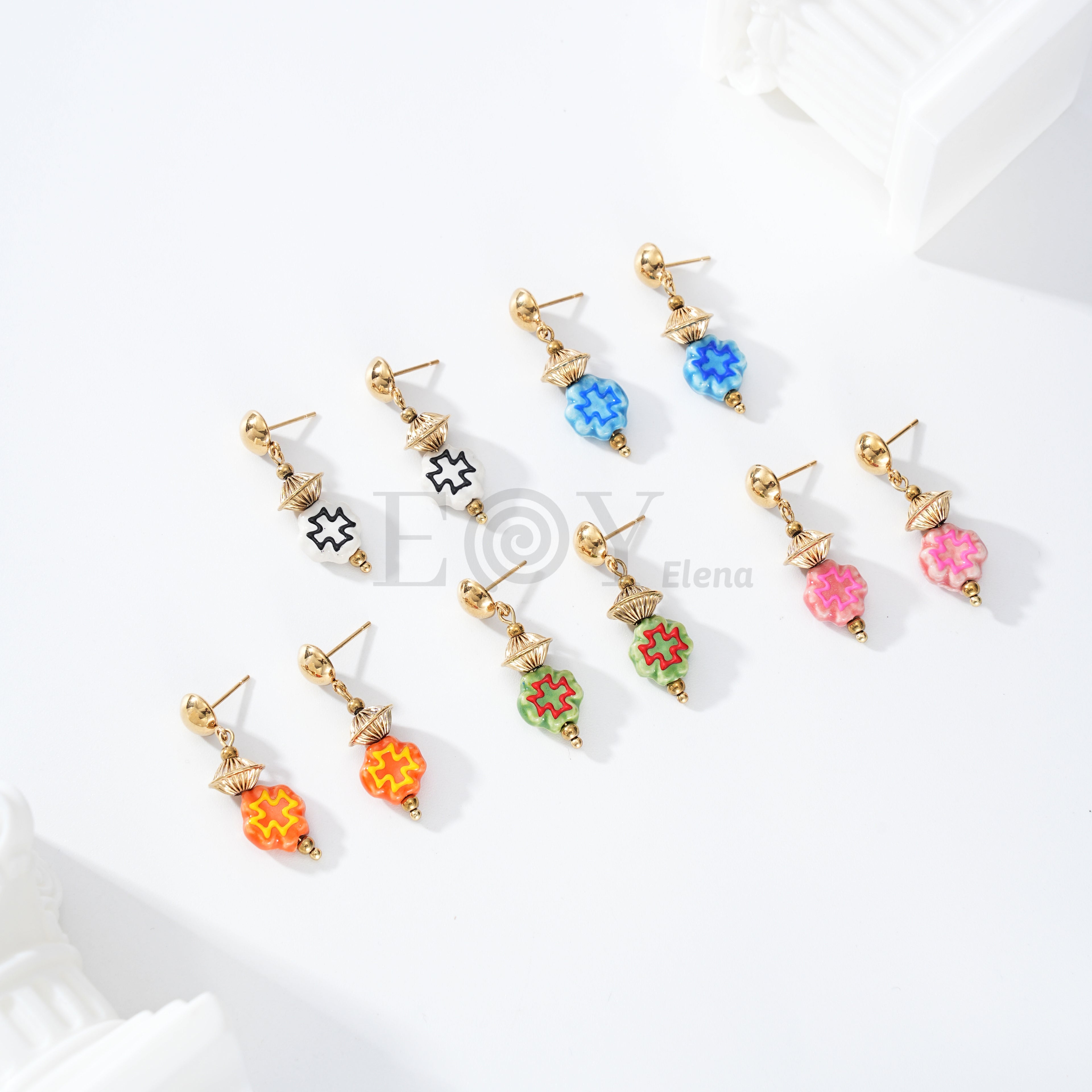 Pendientes con piedra color y detalle