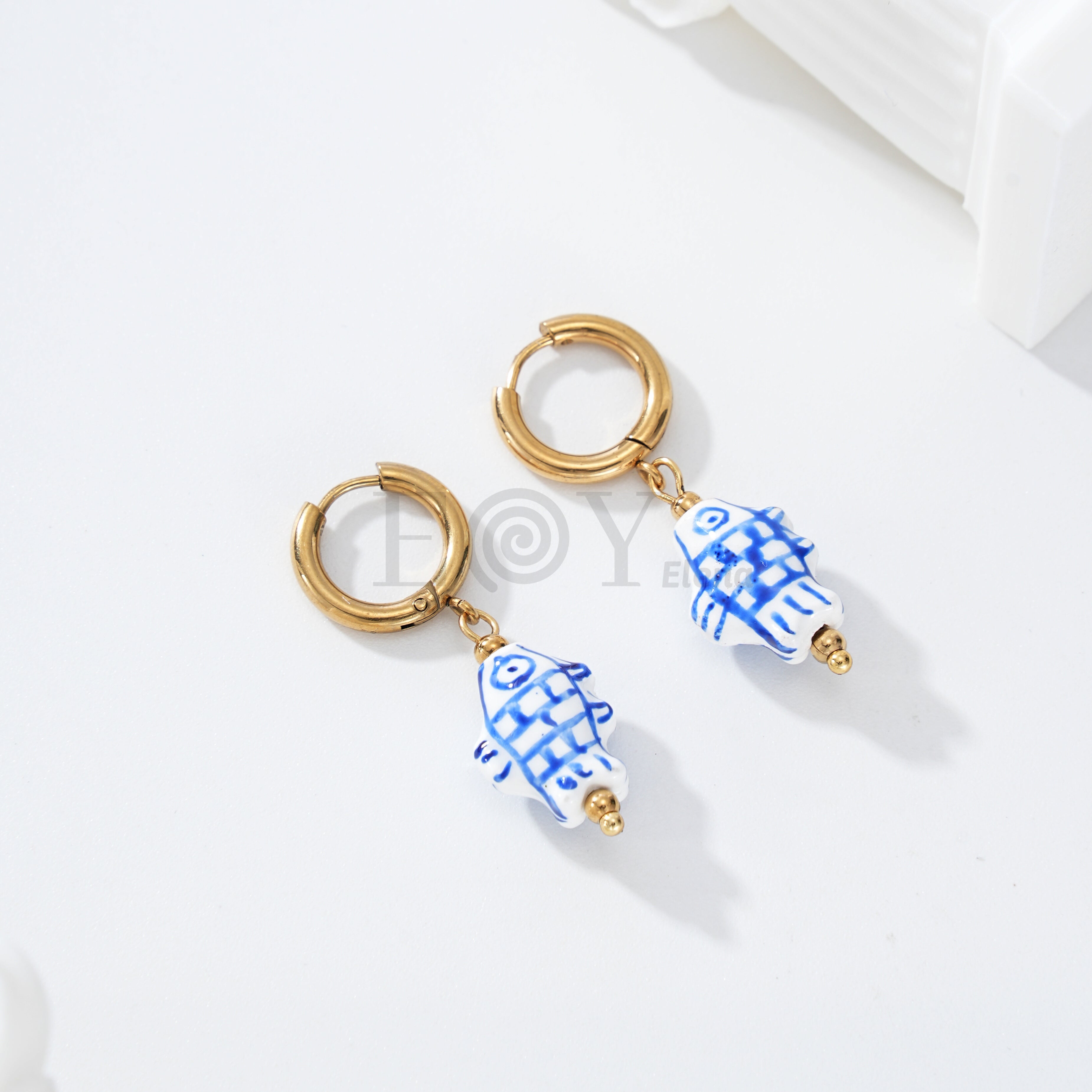 Pendientes de aro pez con detalles azules