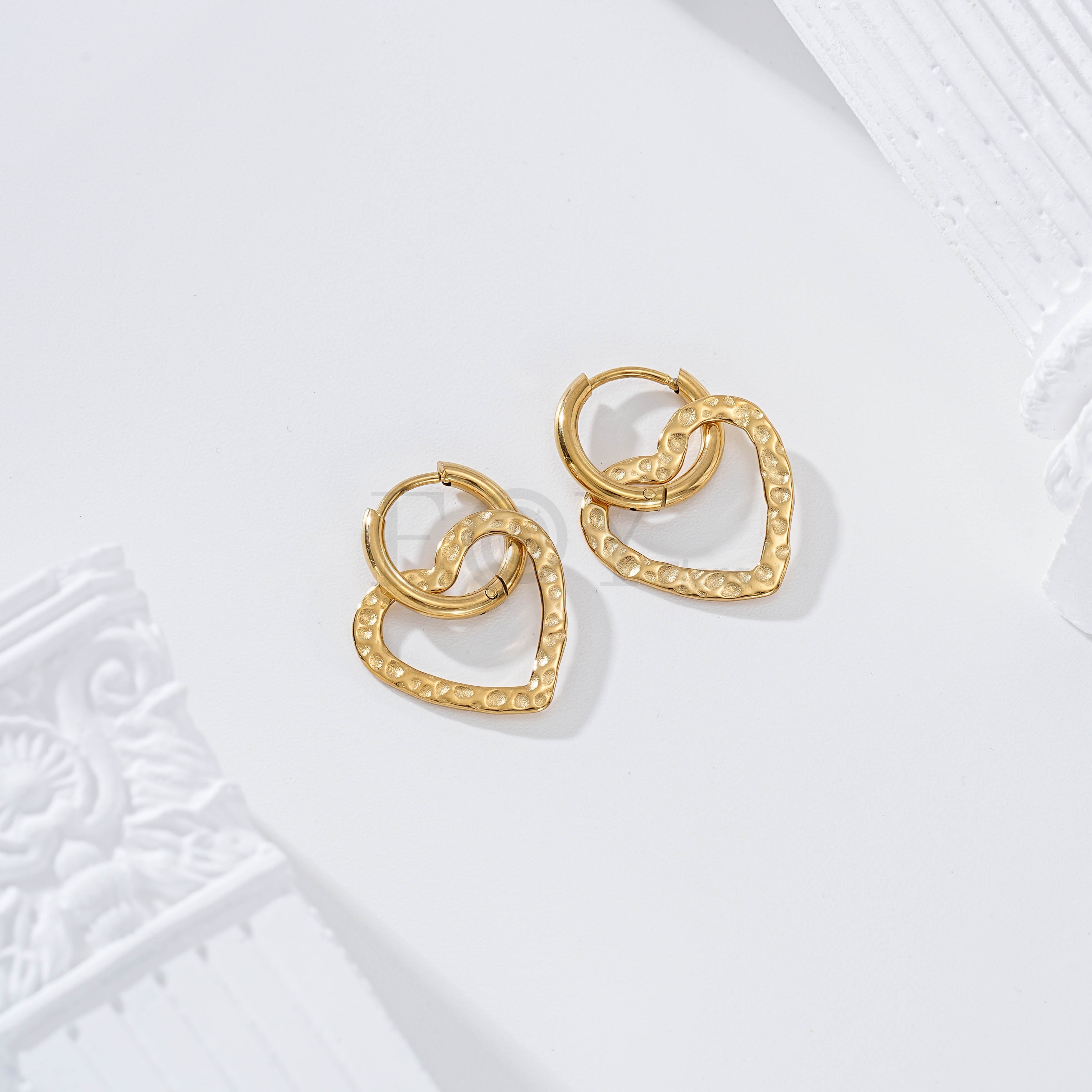 Pendientes de aro con corazón textura