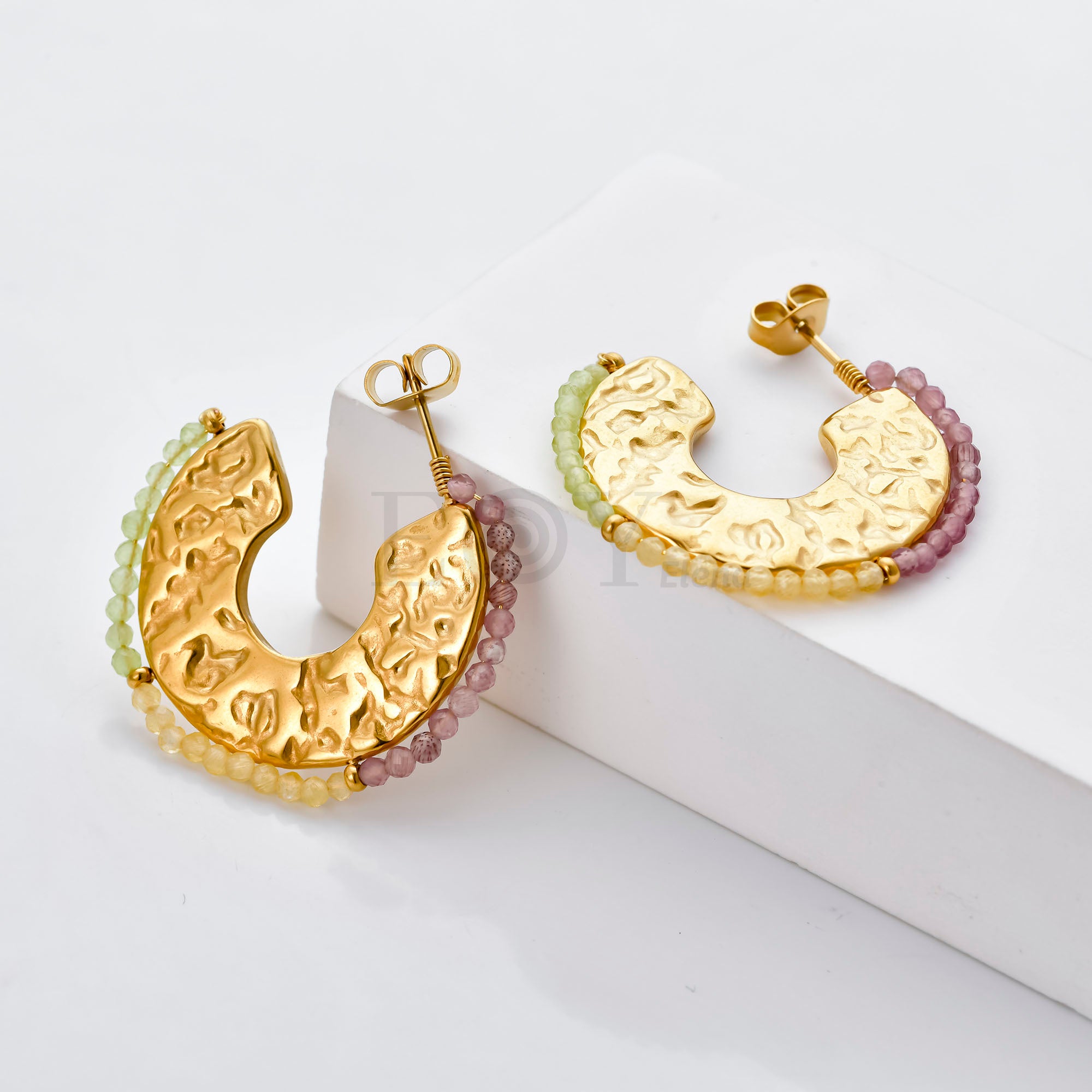 Pendientes con bordado de piedras