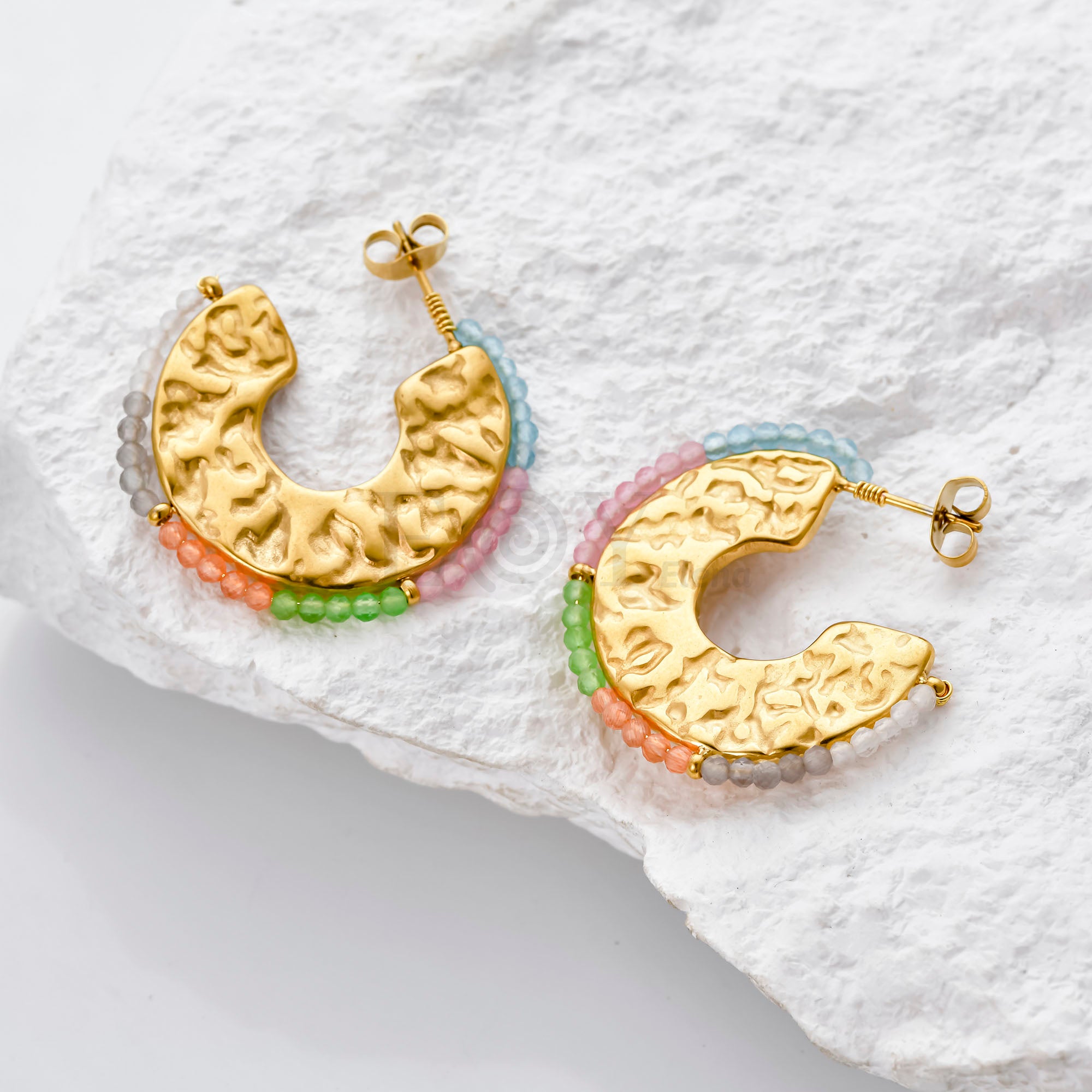 Pendientes con bordado de piedras