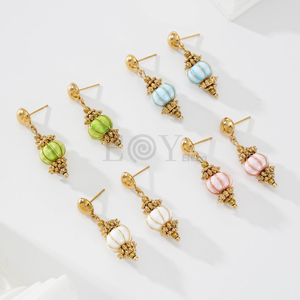 Pendientes piedra esfera con adornos dorados