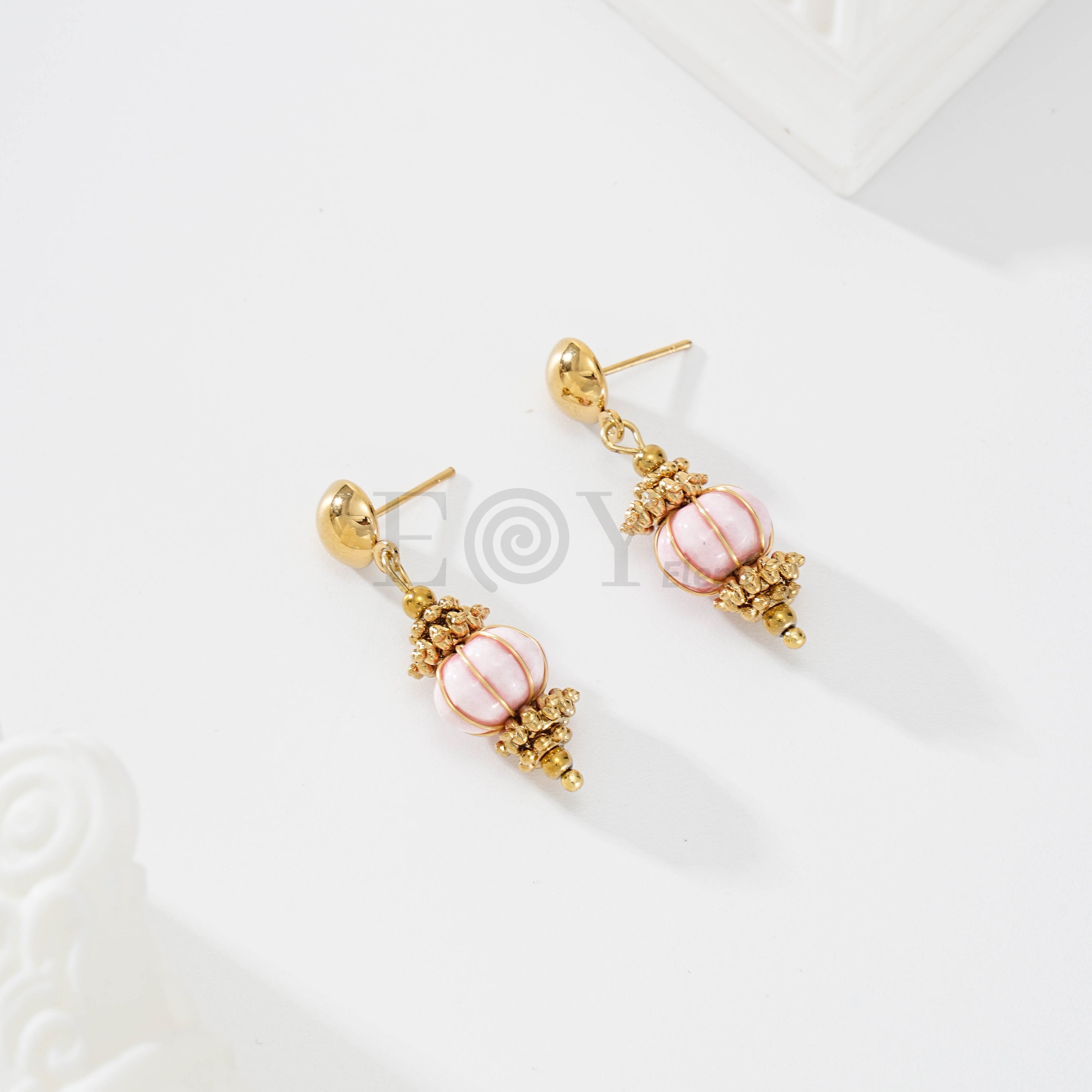 Pendientes piedra esfera con adornos dorados