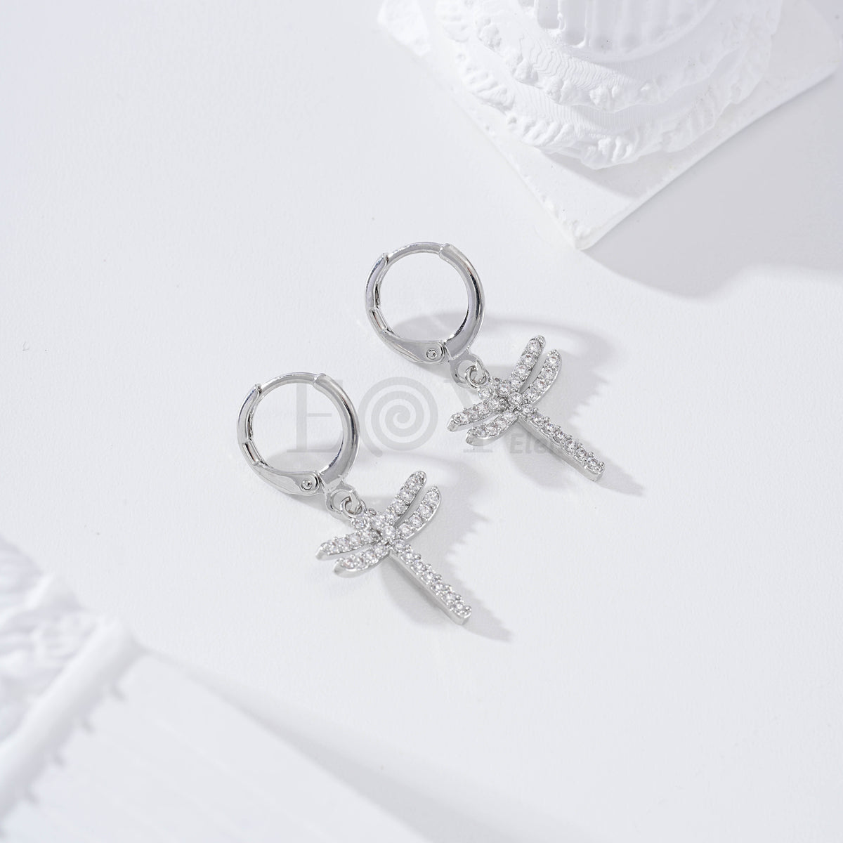 Pendientes de aro con libélula circonitas gold-filled