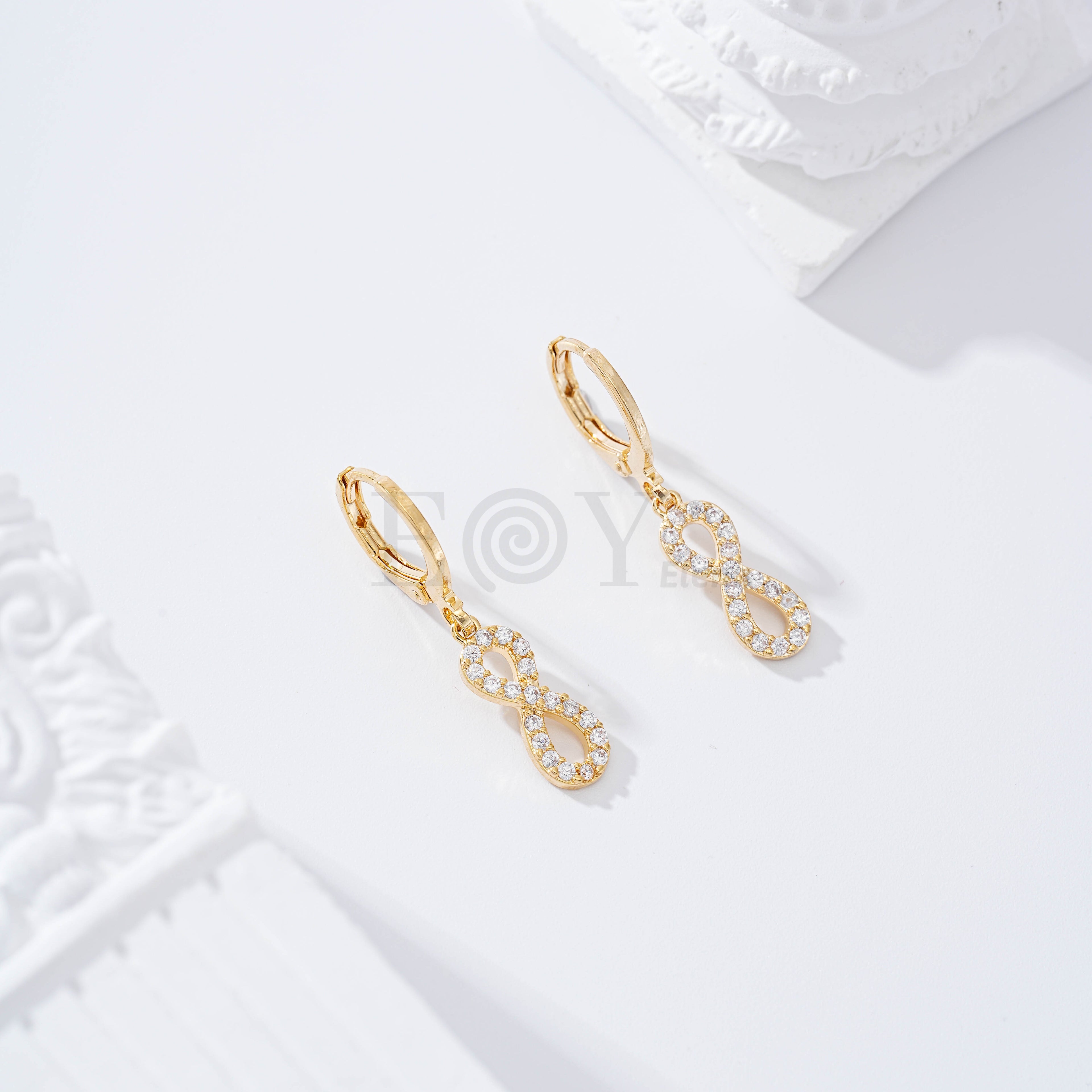 Pendiente aro con infinito circonitas goldfield