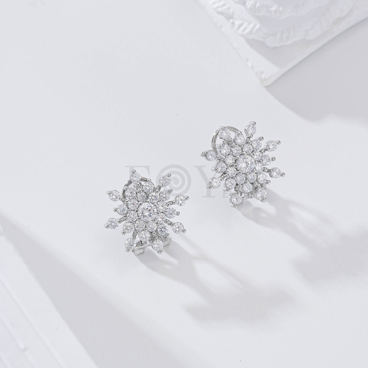 Pendientes flor circonitas cierre omega gold-filled