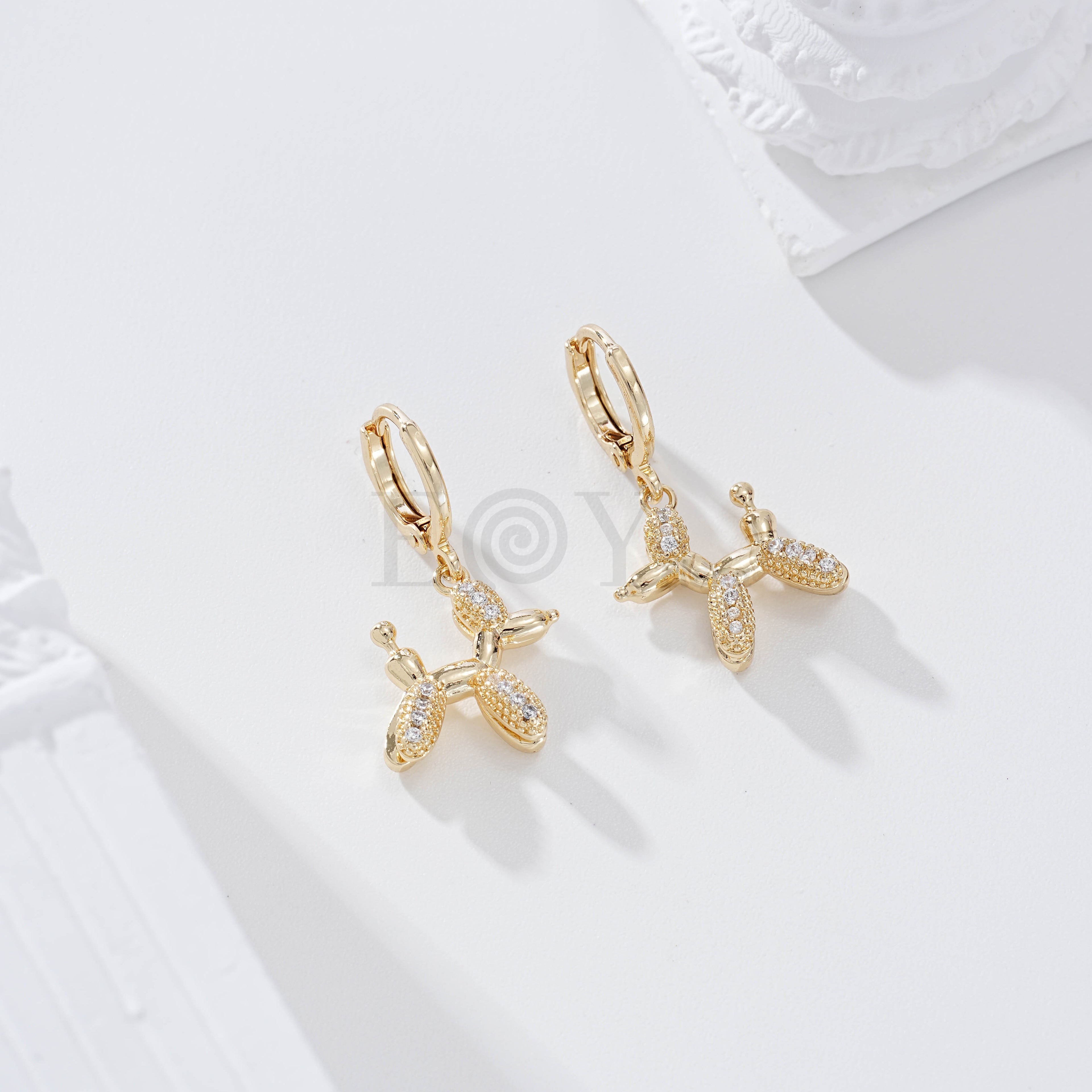 Pendientes de aro con perro globo circonitas goldfield