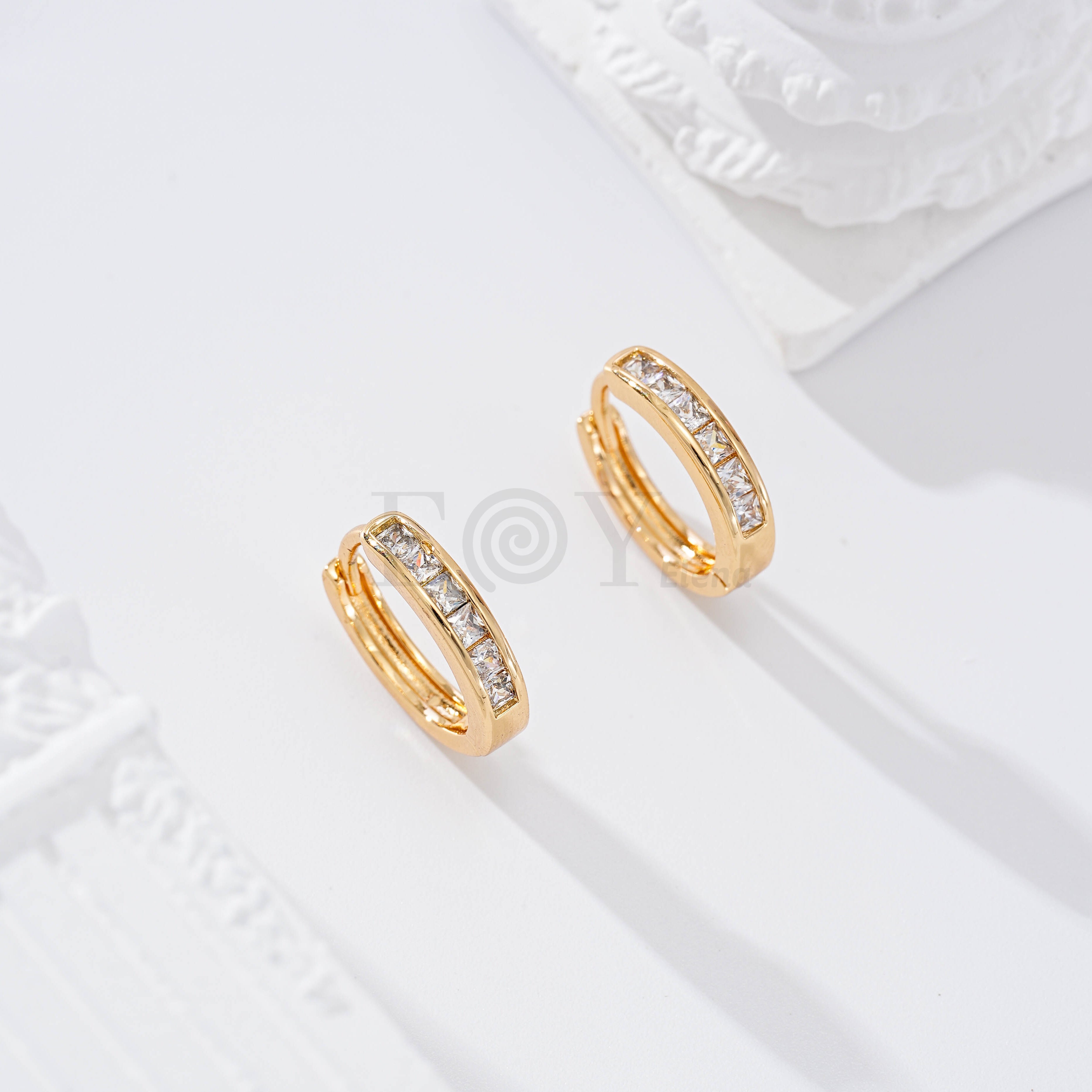 Aro con piedra blanca goldfield