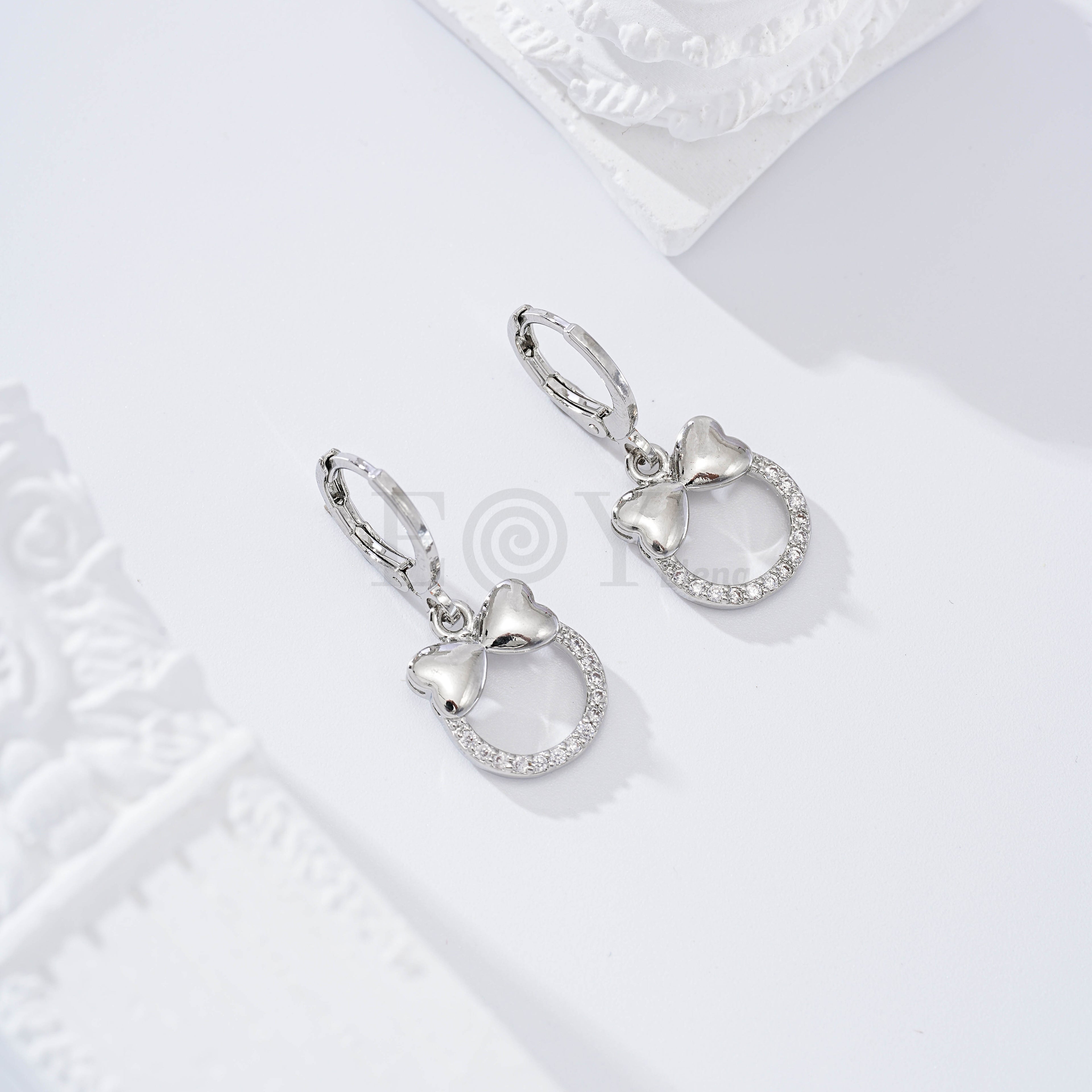 Pendientes de aro lazo y circonitas goldfield