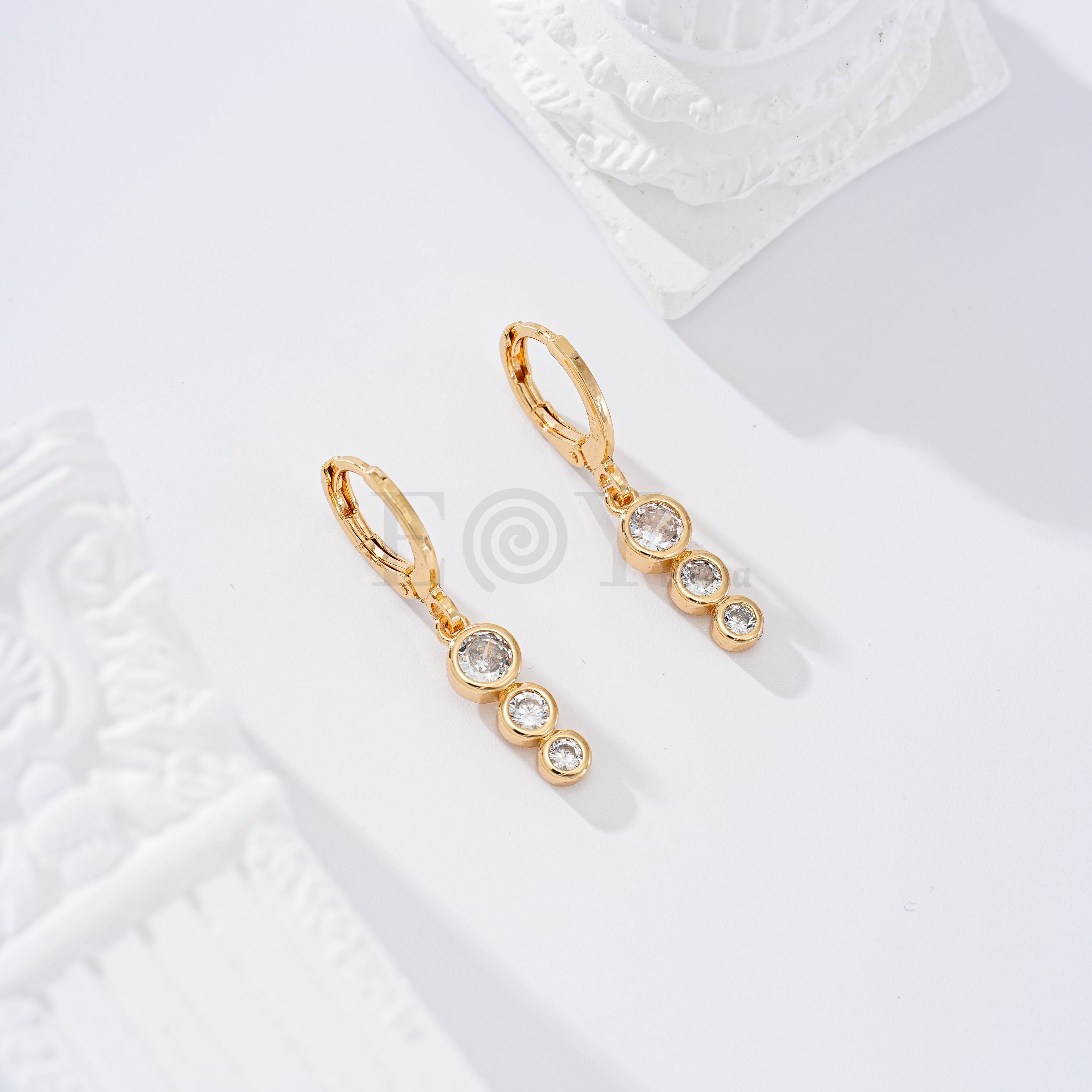 Pendiente de aro con triple circonita goldfield