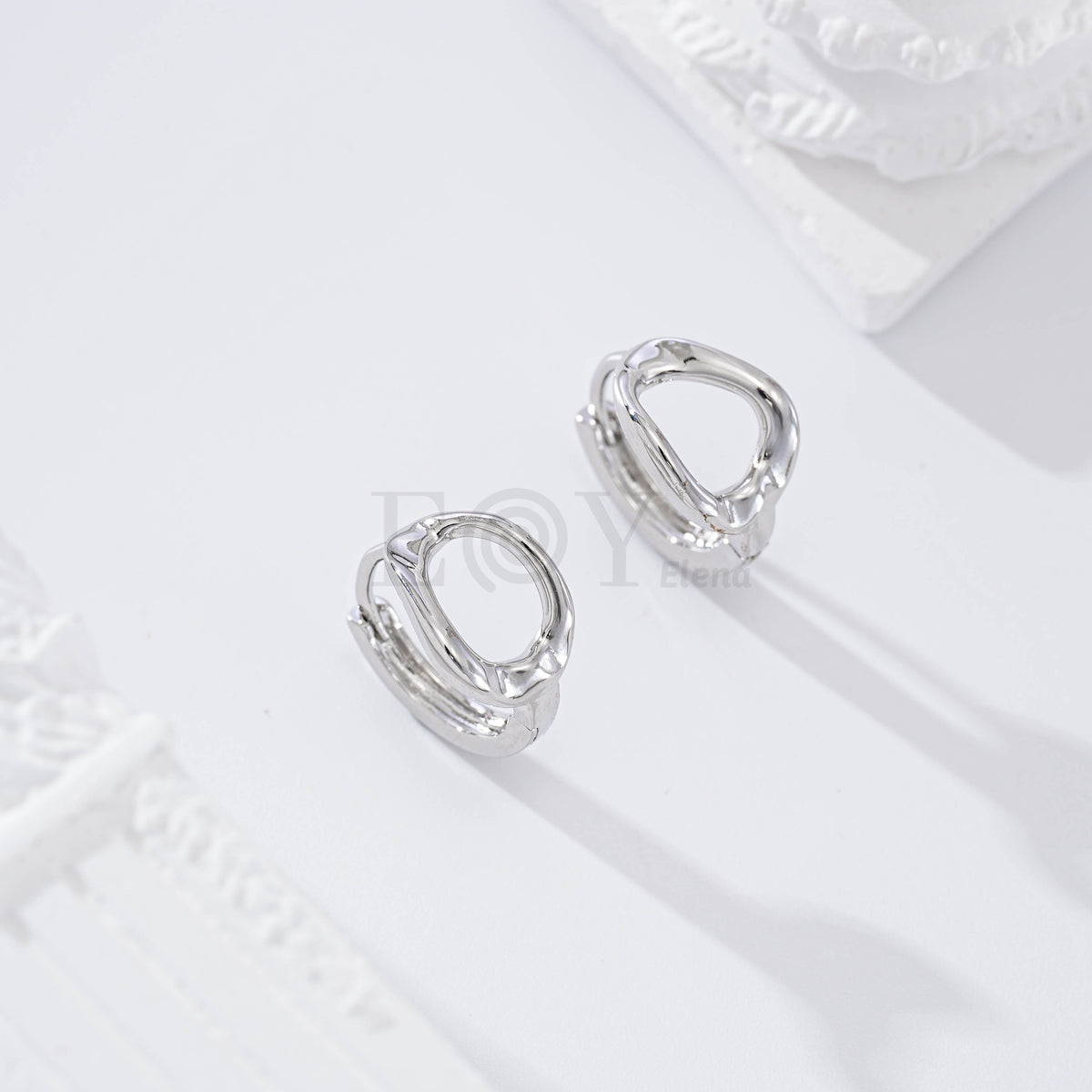 Gold-filled hoop with central oval