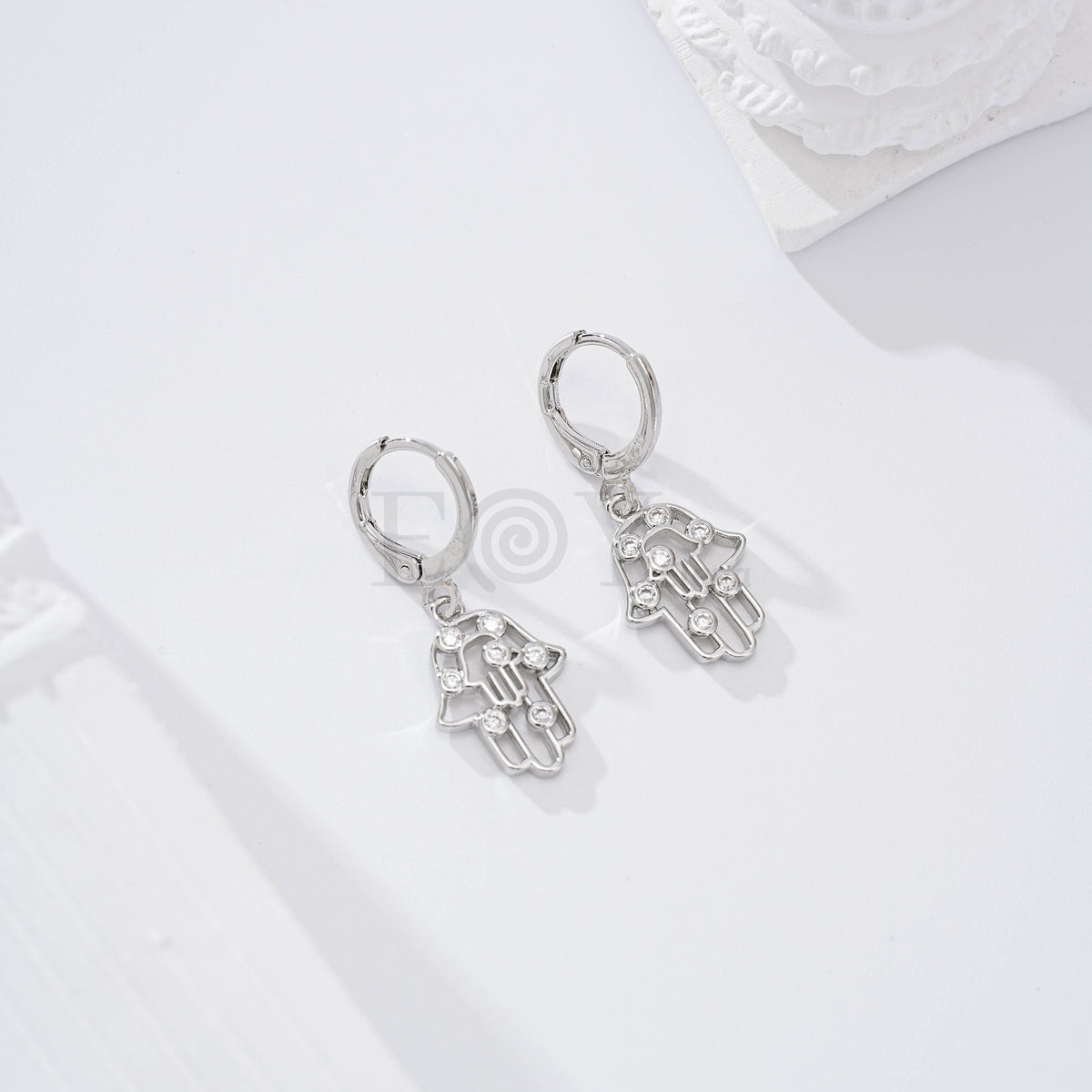 Pendientes de aro con mano de Fátima circonitas gold-filled