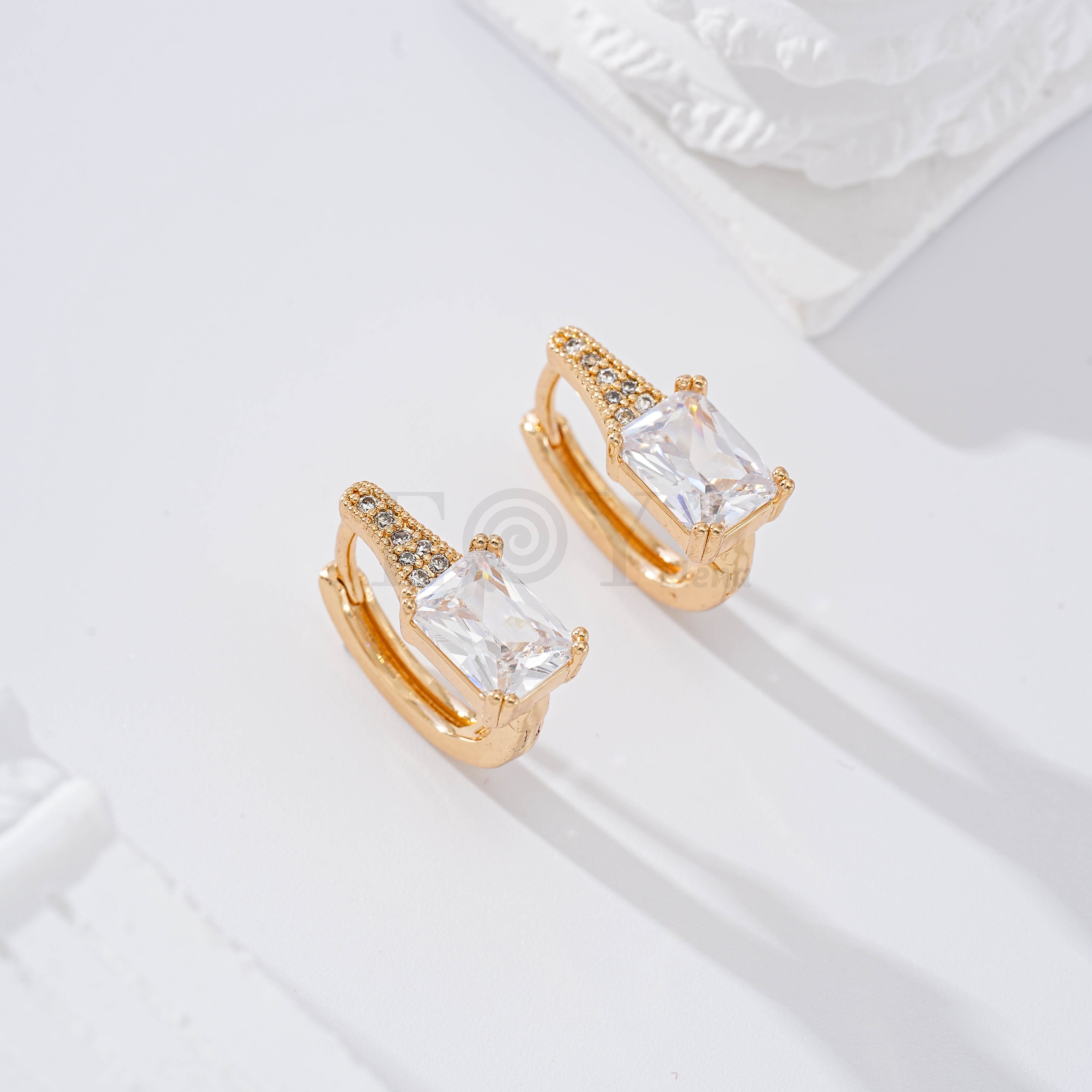 Aro con piedra cuadrada goldfield