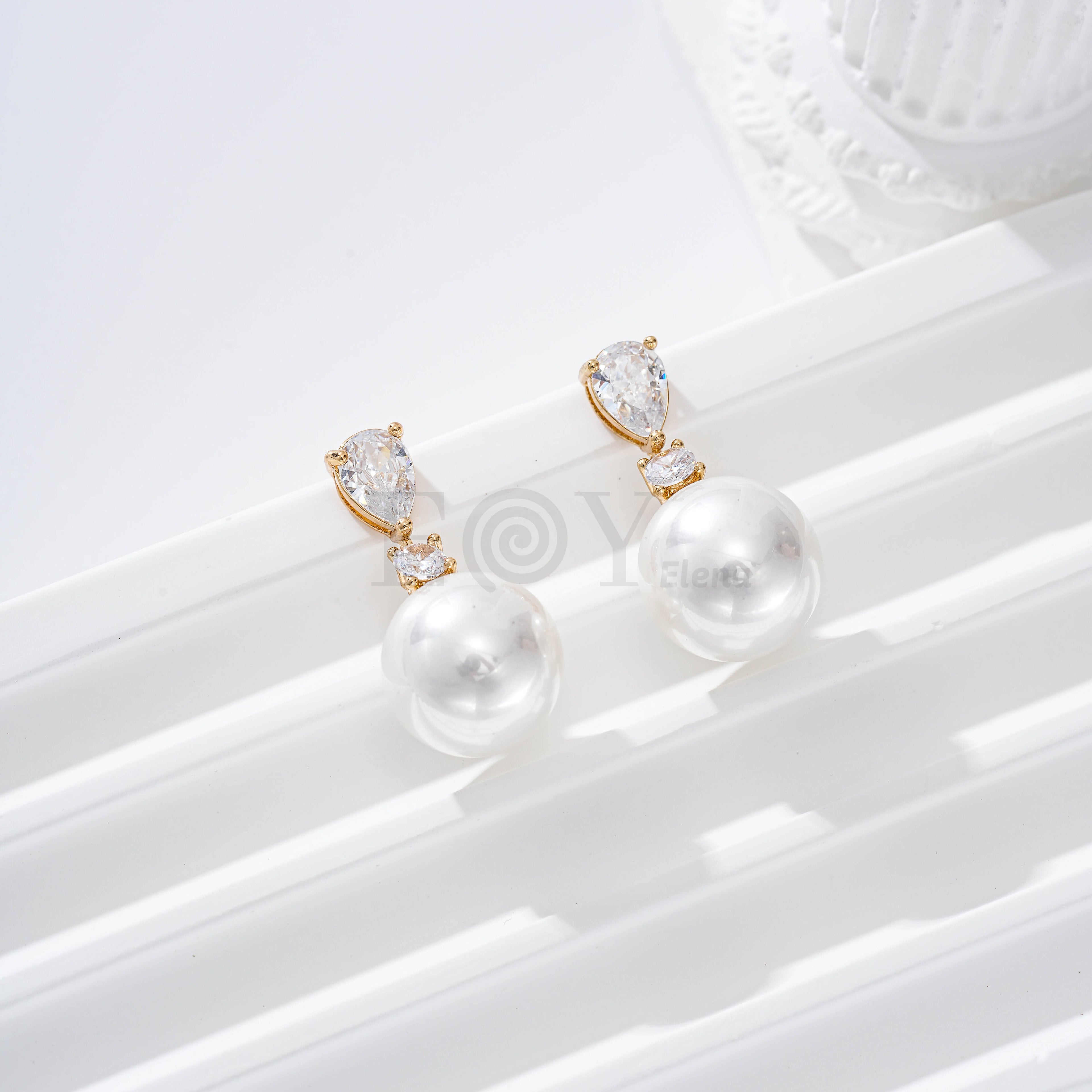 Pendientes circonita lágrima y perla goldfield