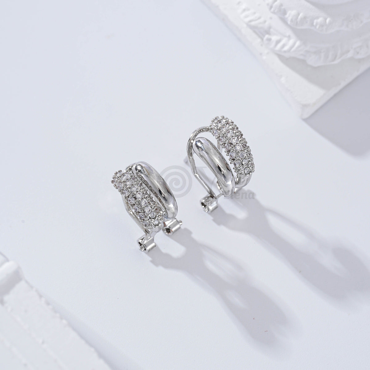 Pendientes con circonitas cierre omega gold-filled