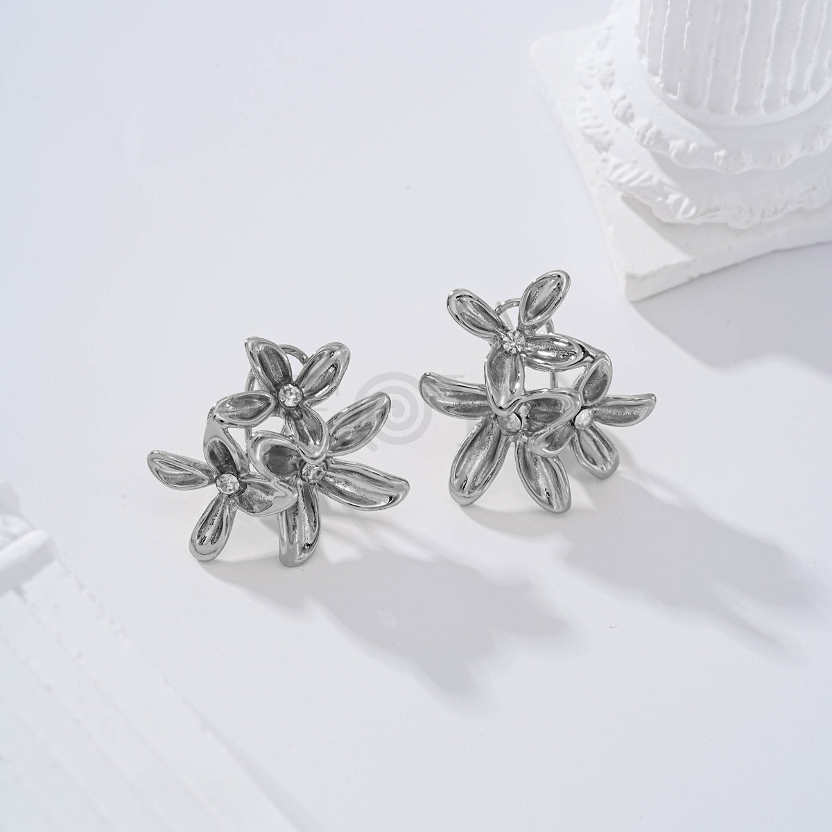 Pendientes triple flor cierre omega gold-filled