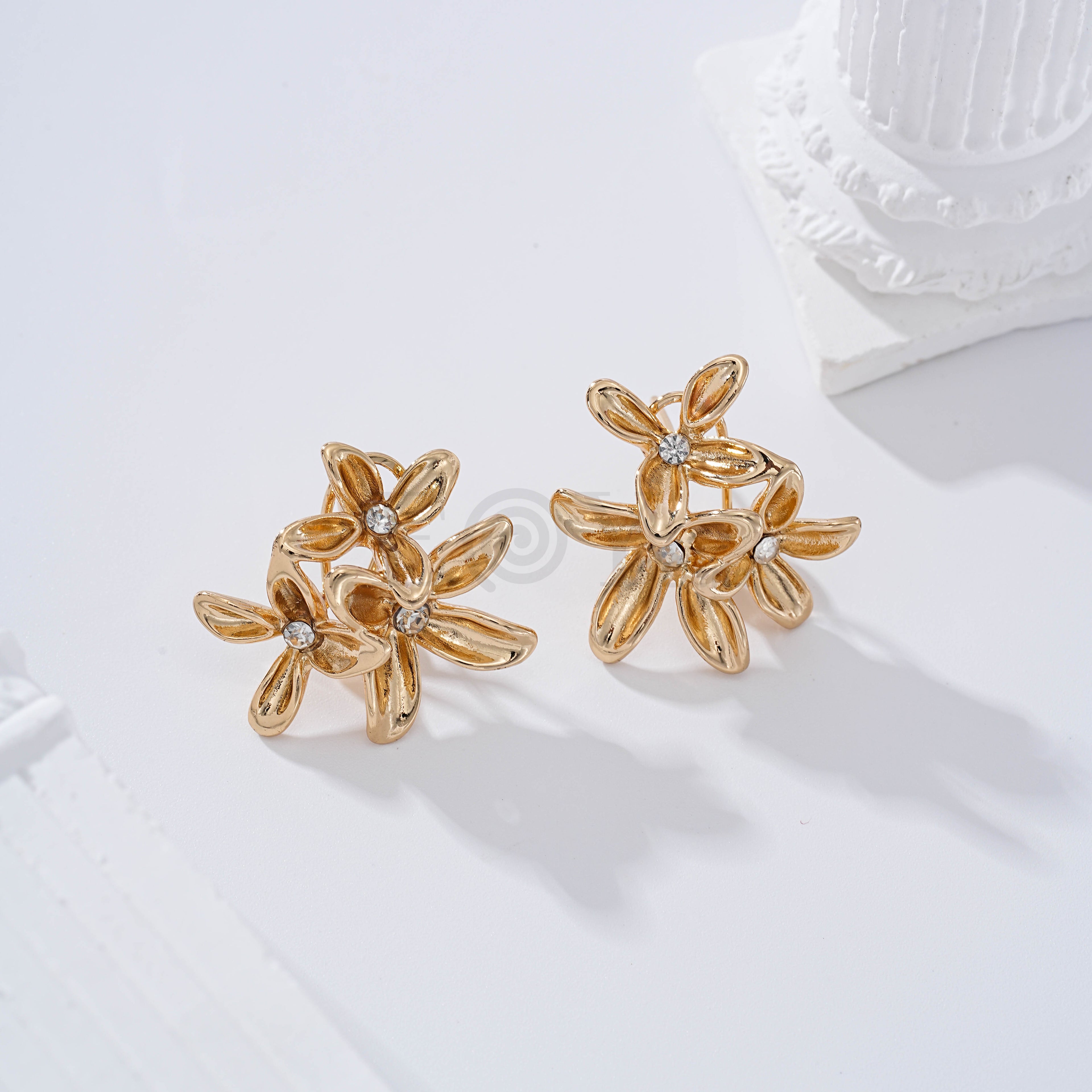 Pendientes triple flor cierre omega goldfield